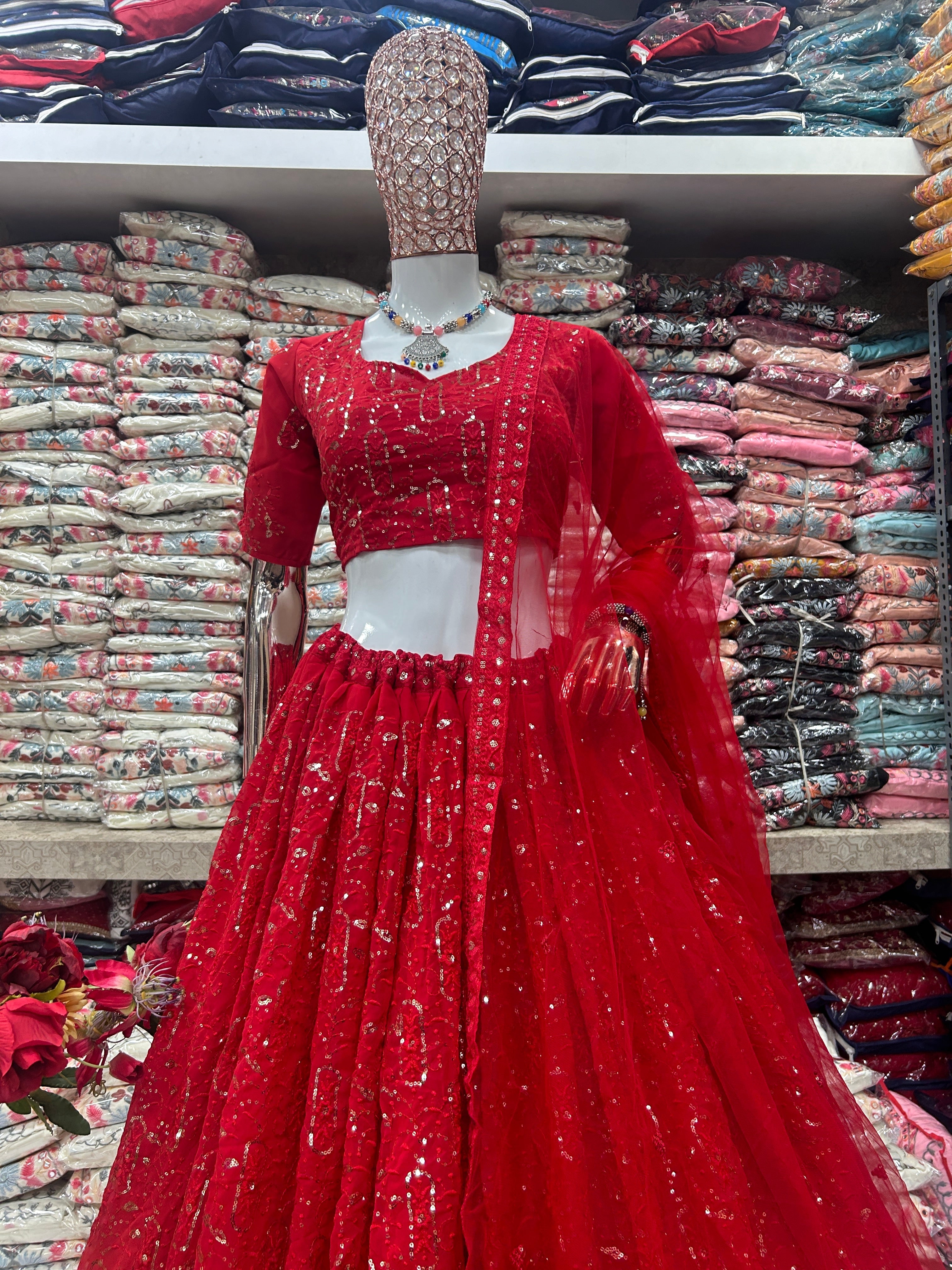 कढ़ाई सीक्वेंस वर्क के साथ पार्टी वियर डिज़ाइनर लहंगा चोली