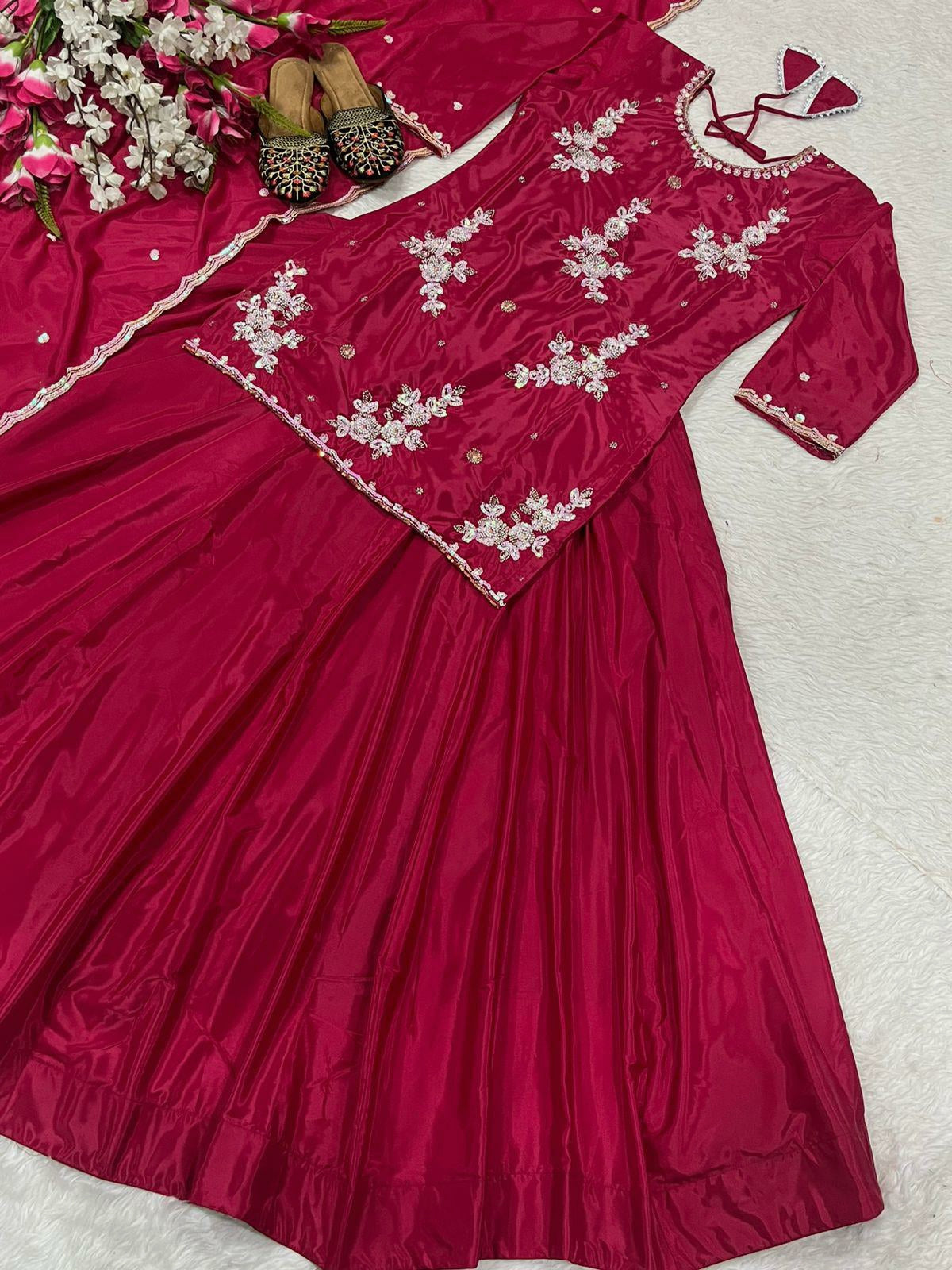 पार्टी वियर डिज़ाइनर टॉप लहंगा और फैंसी दुपट्टा