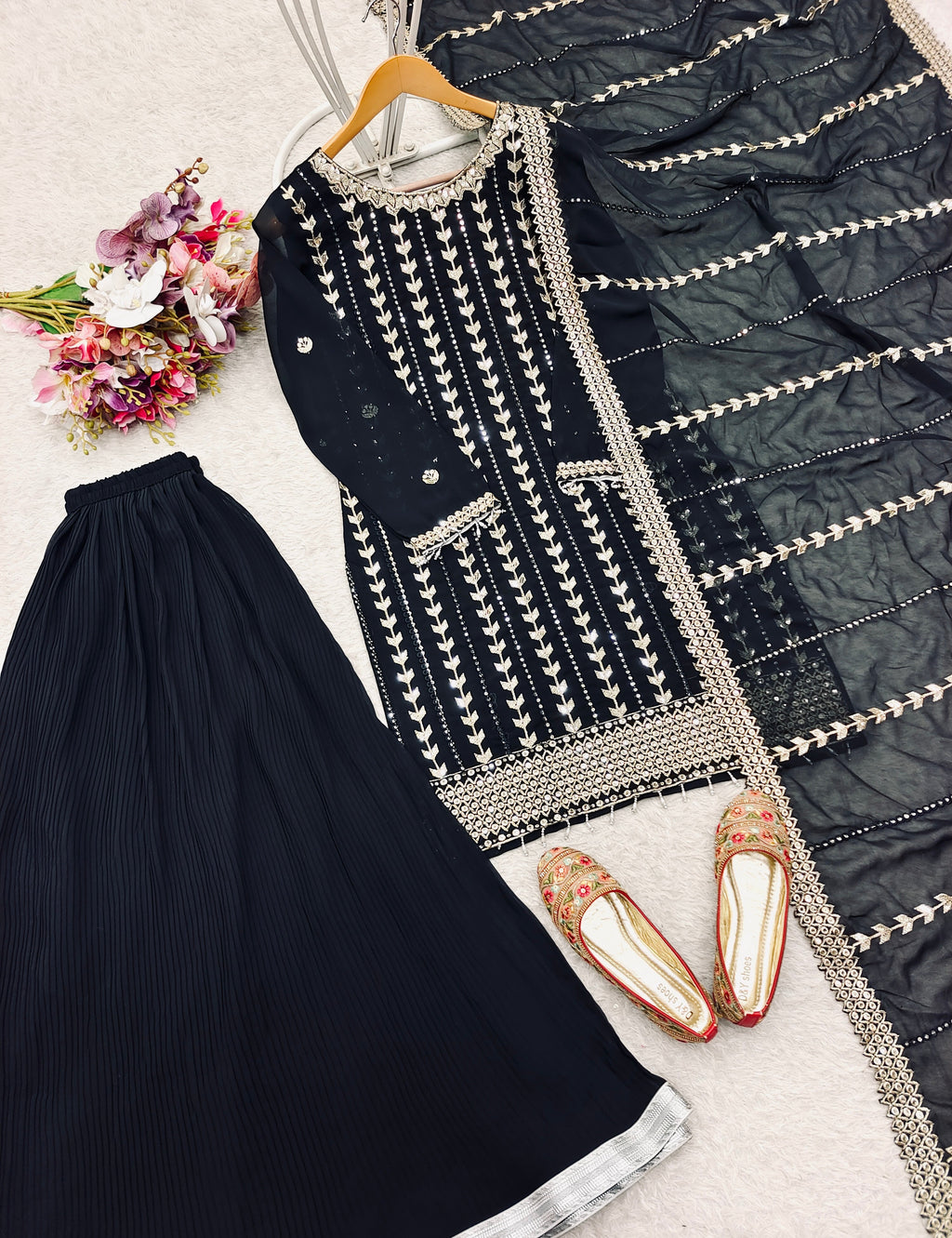 पार्टी वियर खूबसूरत टॉप-सररा और फैंसी दुपट्टा