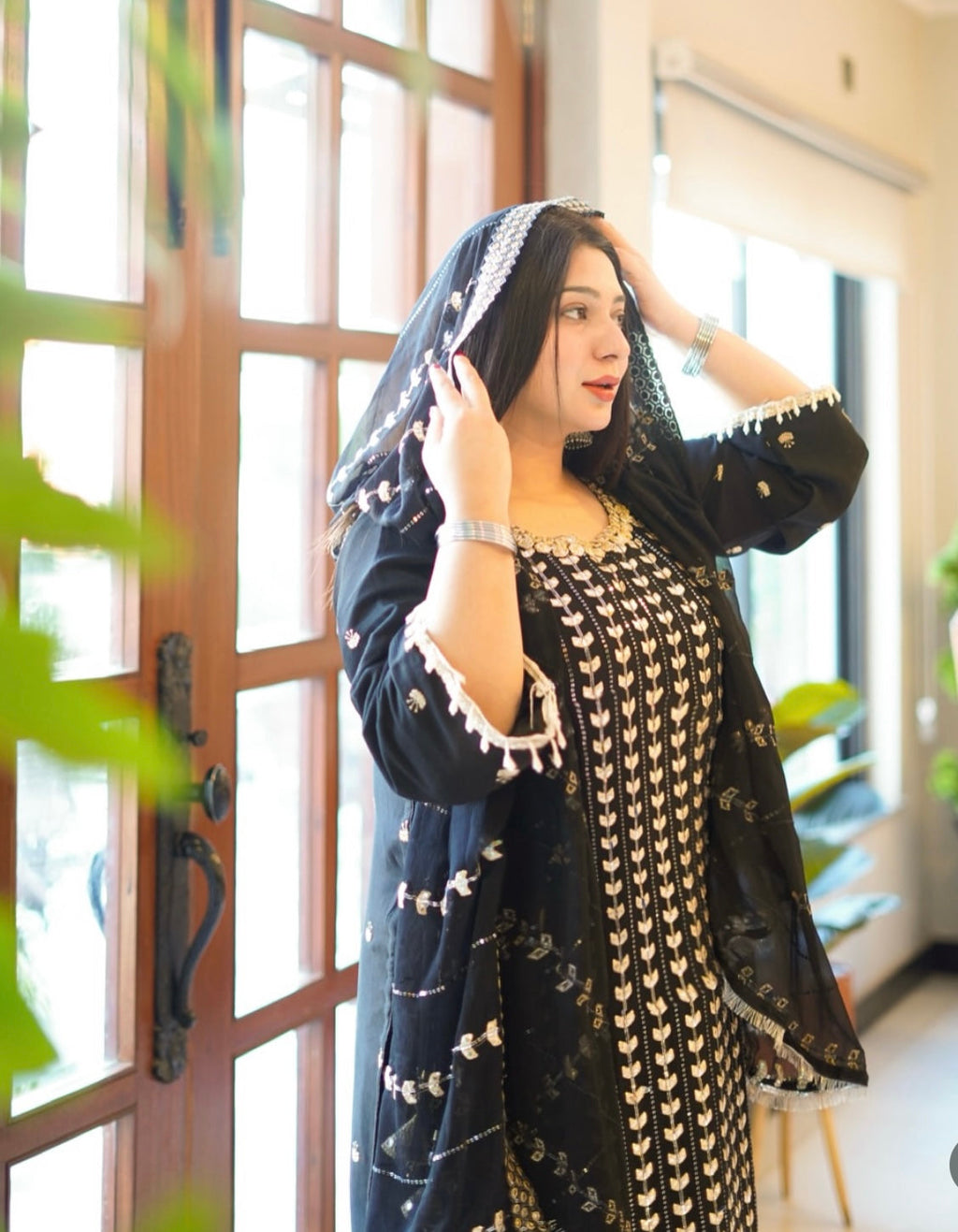 पार्टी वियर खूबसूरत टॉप-सररा और फैंसी दुपट्टा