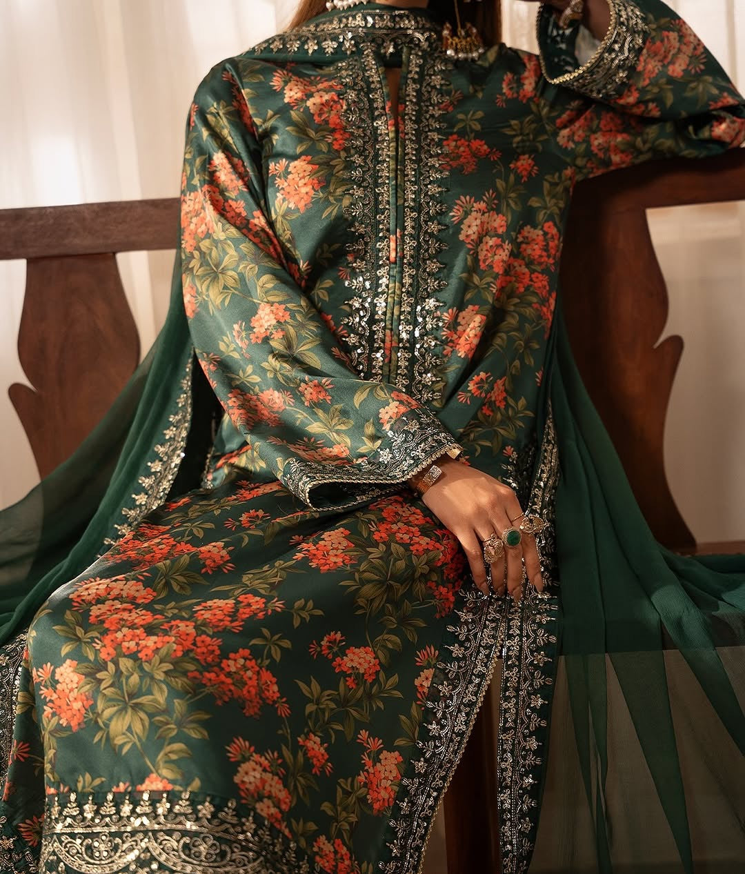 फैंसी टॉप - कढ़ाई के काम के साथ फैंसी डिजिटल प्रिंट के साथ दुपट्टे के साथ प्लाज़ो