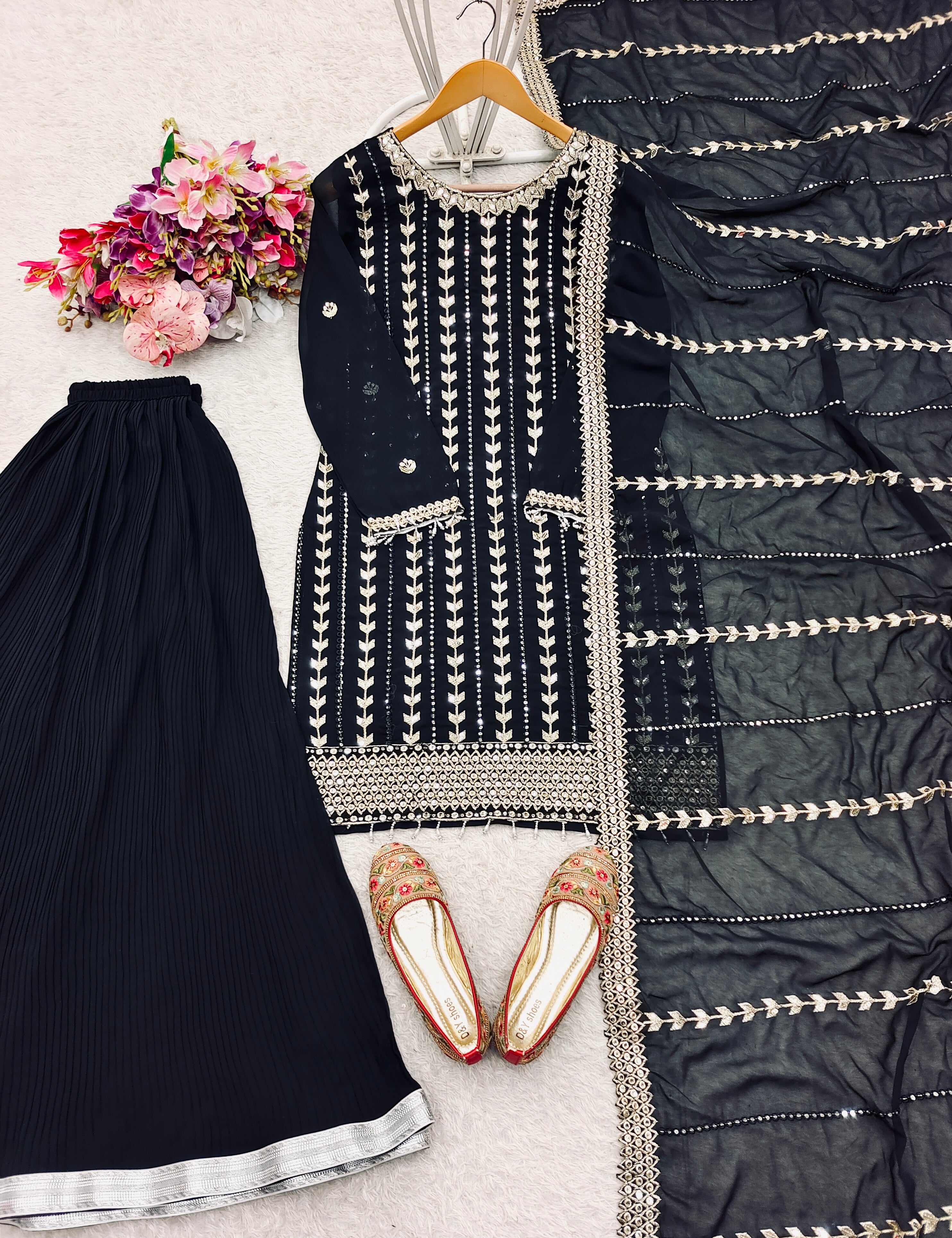 पार्टी वियर खूबसूरत टॉप-सररा और फैंसी दुपट्टा