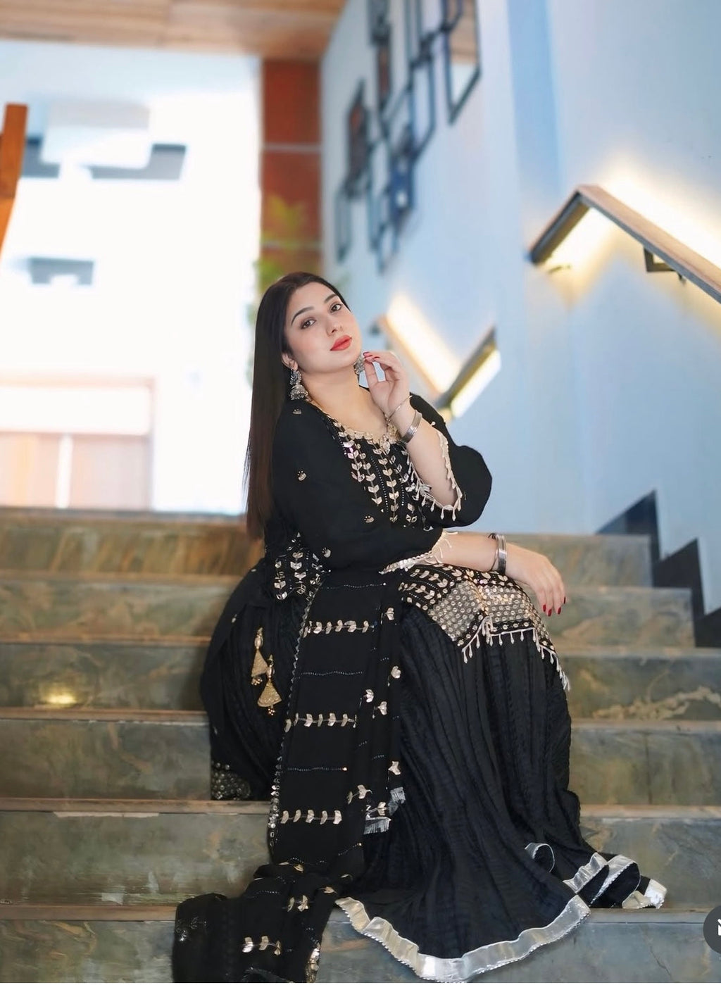 पार्टी वियर खूबसूरत टॉप-सररा और फैंसी दुपट्टा