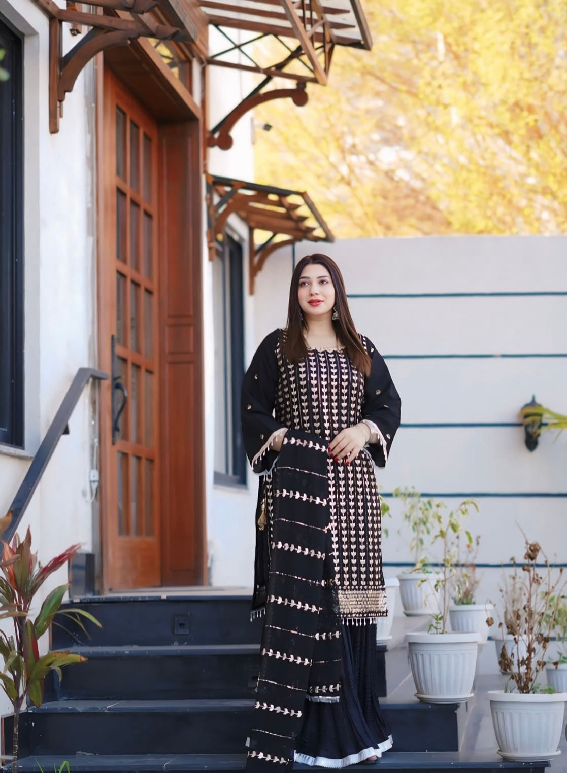 पार्टी वियर खूबसूरत टॉप-सररा और फैंसी दुपट्टा