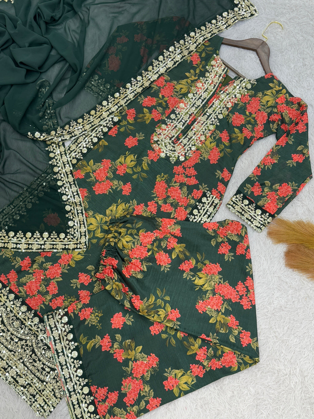 फैंसी टॉप - कढ़ाई के काम के साथ फैंसी डिजिटल प्रिंट के साथ दुपट्टे के साथ प्लाज़ो