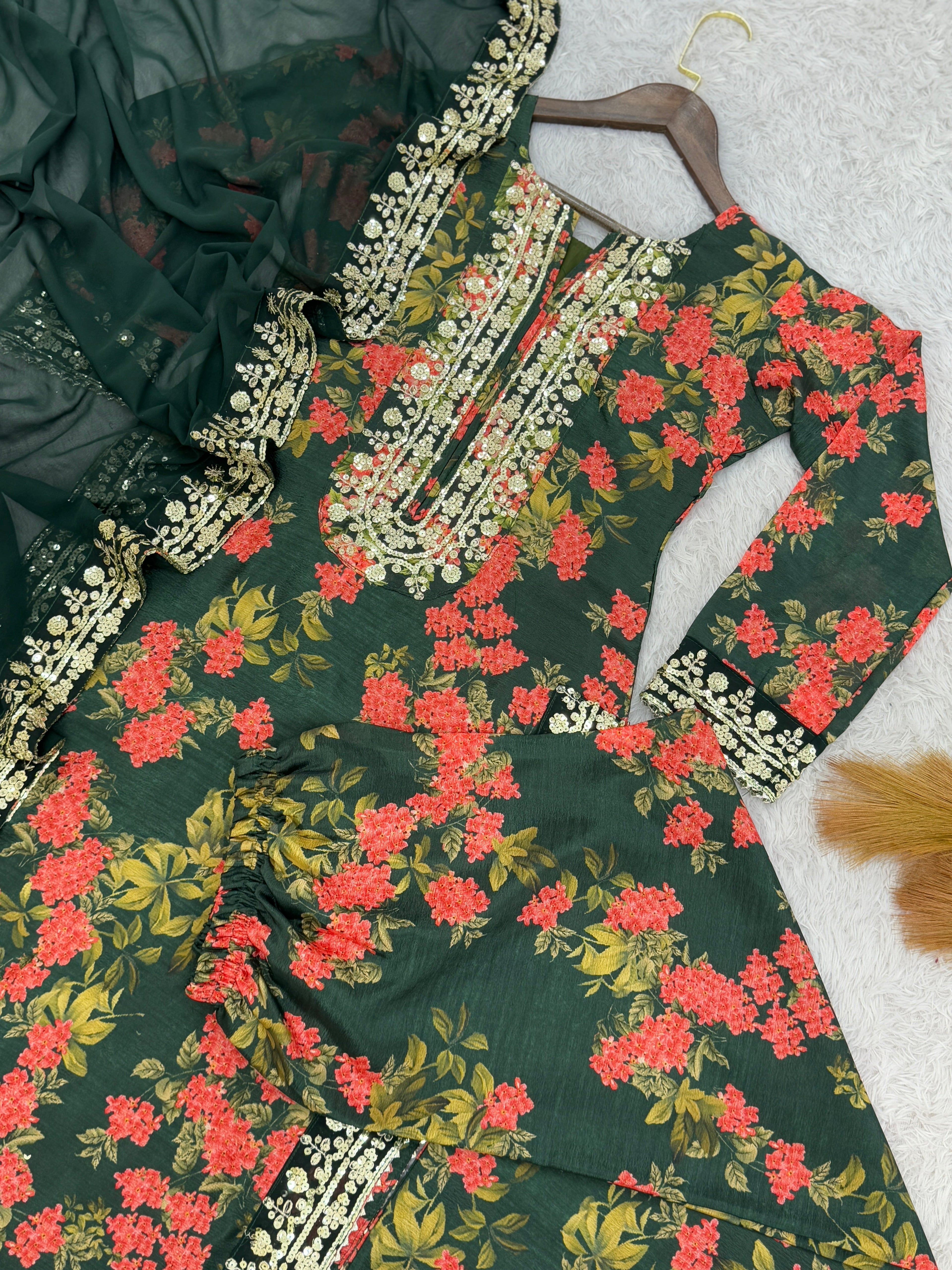 फैंसी टॉप - कढ़ाई के काम के साथ फैंसी डिजिटल प्रिंट के साथ दुपट्टे के साथ प्लाज़ो