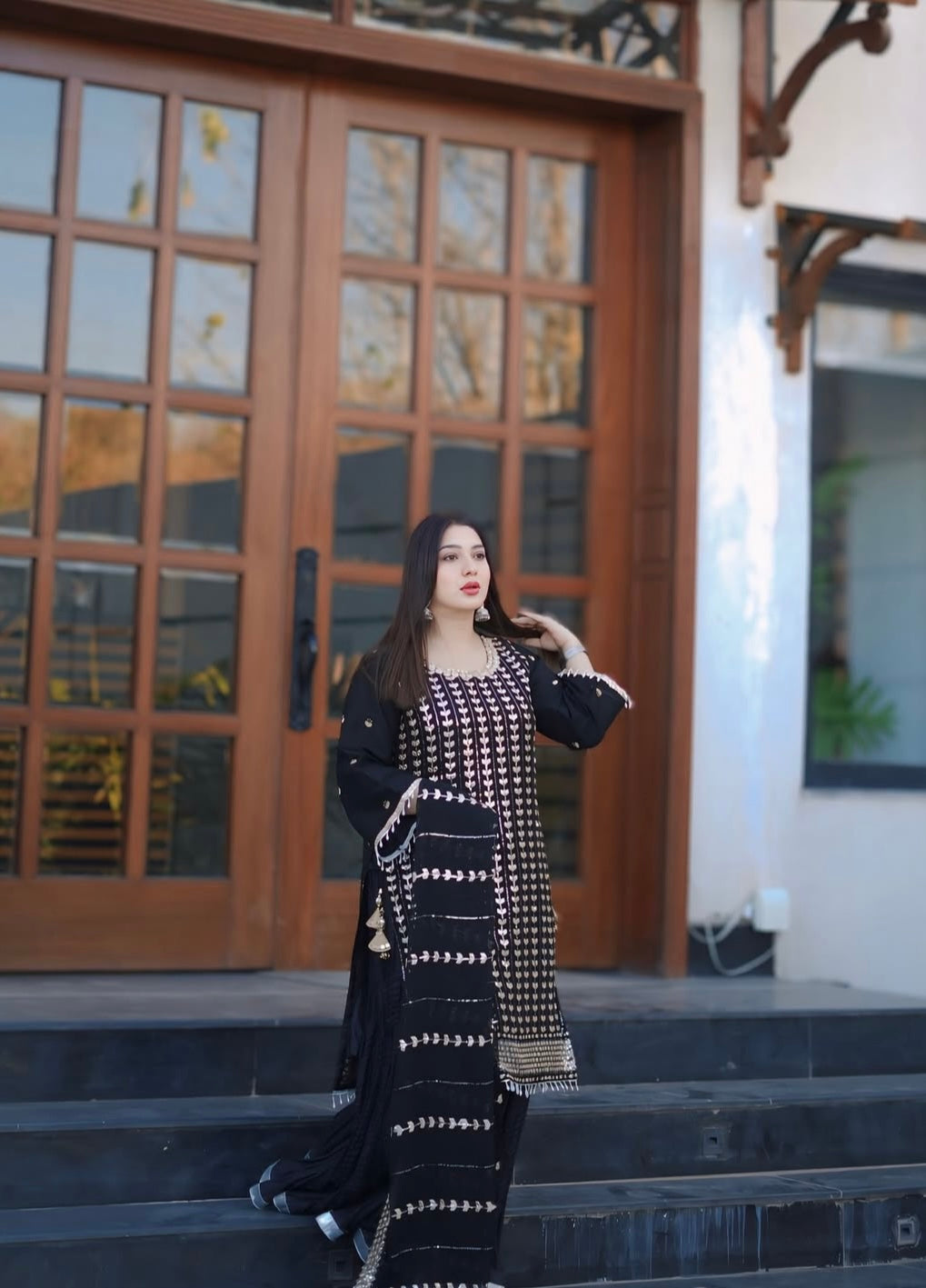 पार्टी वियर खूबसूरत टॉप-सररा और फैंसी दुपट्टा