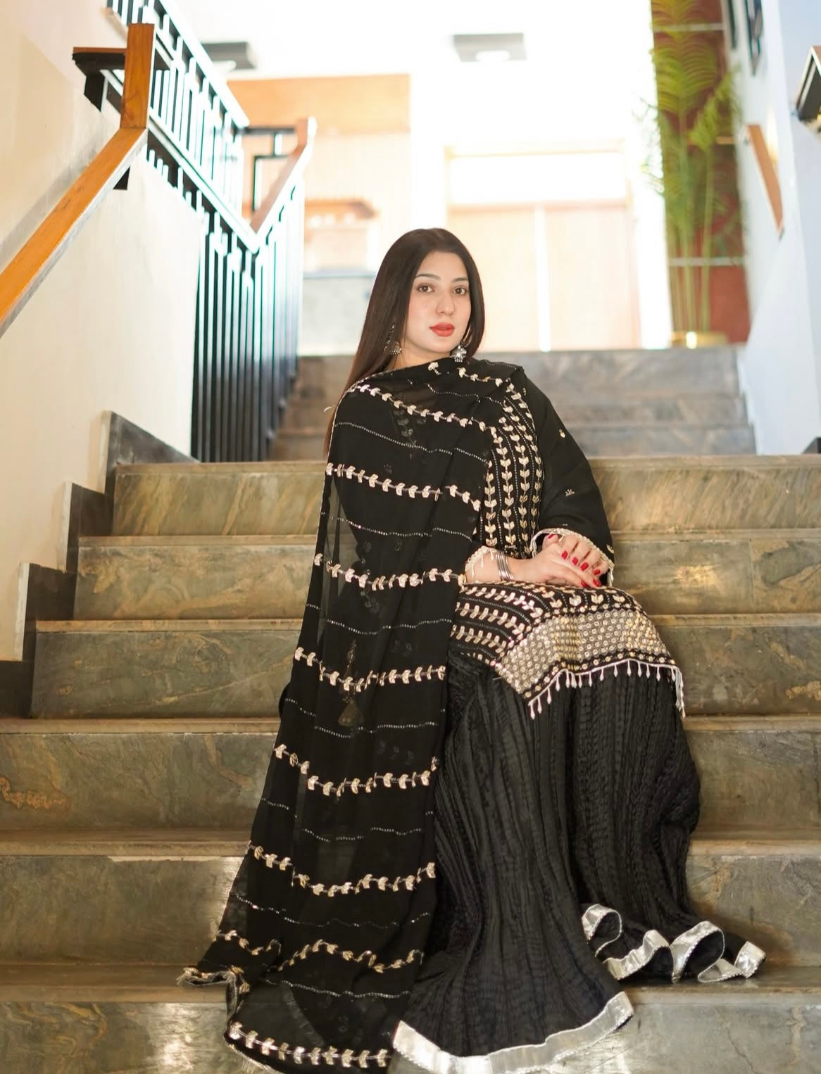 पार्टी वियर खूबसूरत टॉप-सररा और फैंसी दुपट्टा