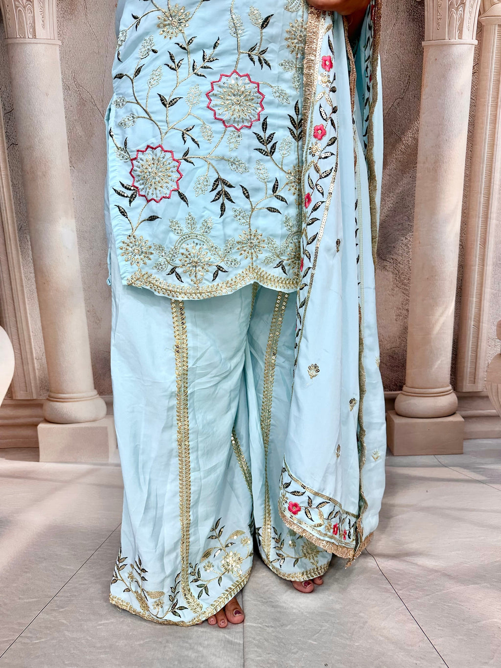 पार्टी में पहनने के लिए सुंदर टॉप और बॉटम दुपट्टे के साथ