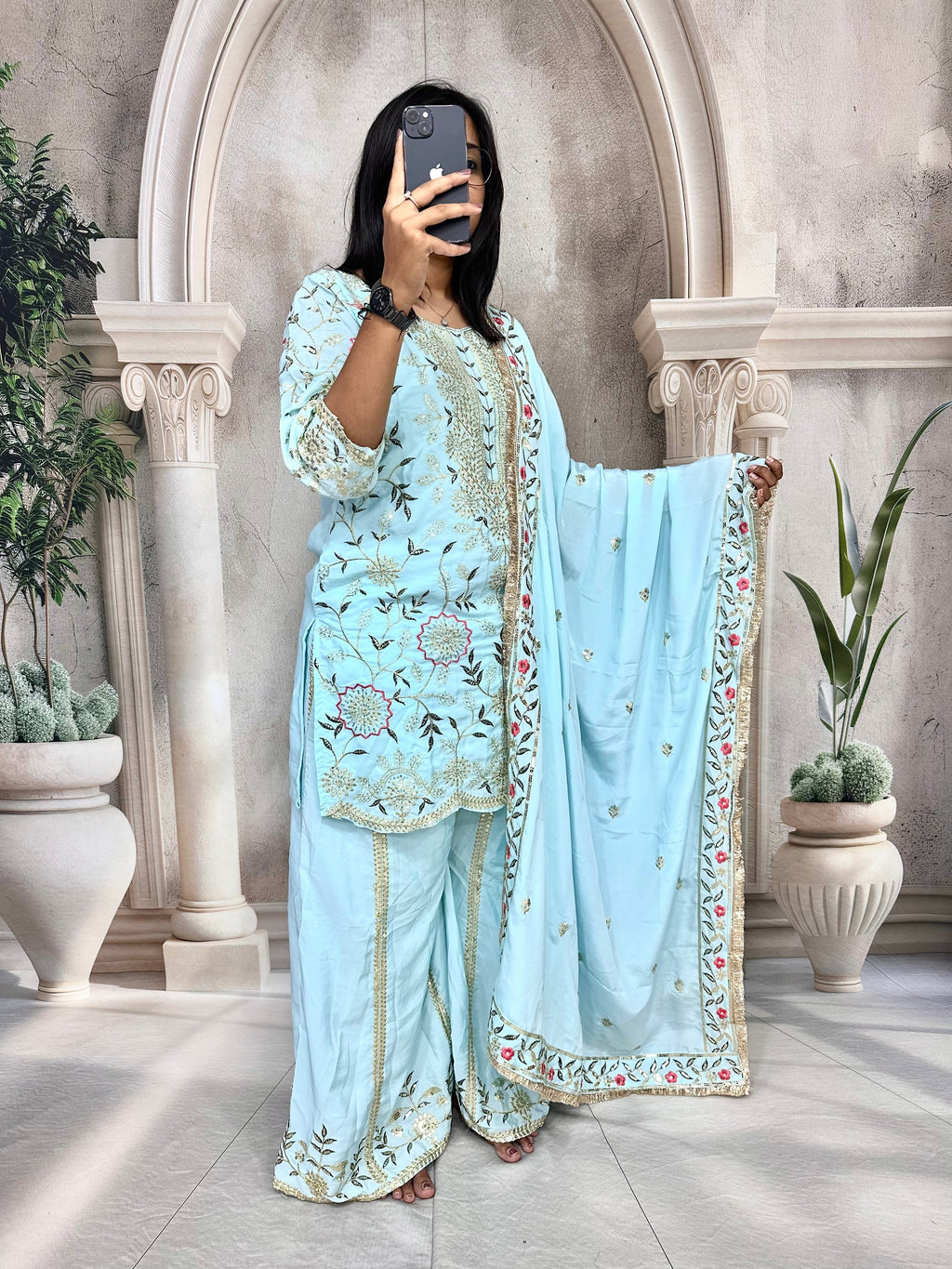 पार्टी में पहनने के लिए सुंदर टॉप और बॉटम दुपट्टे के साथ