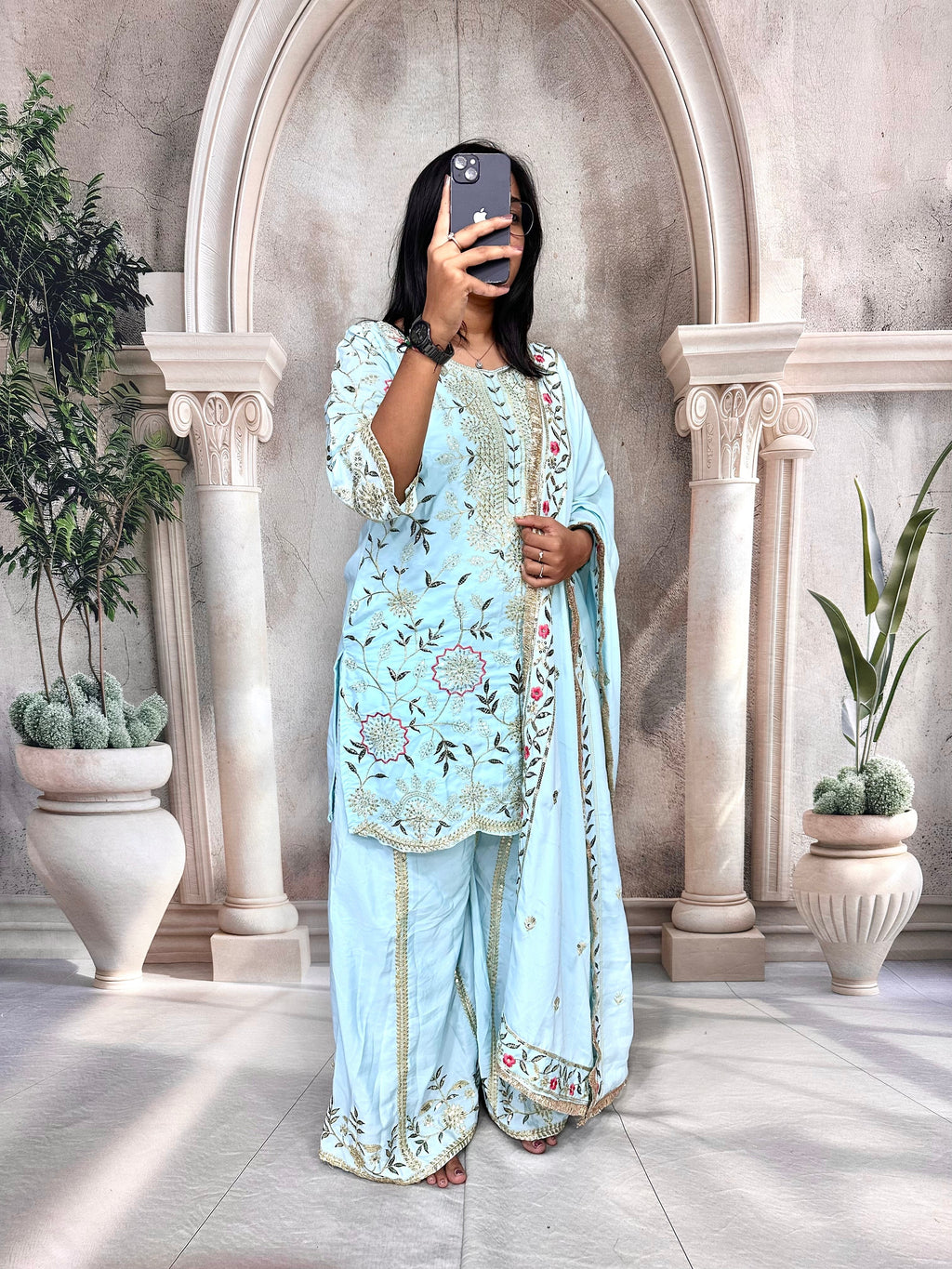 पार्टी में पहनने के लिए सुंदर टॉप और बॉटम दुपट्टे के साथ