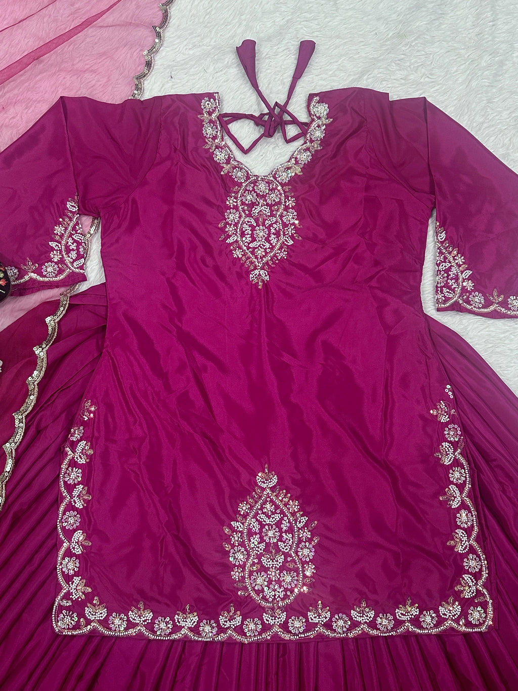 पार्टी वियर सुंदर टॉप लहंगा और दुपट्टा