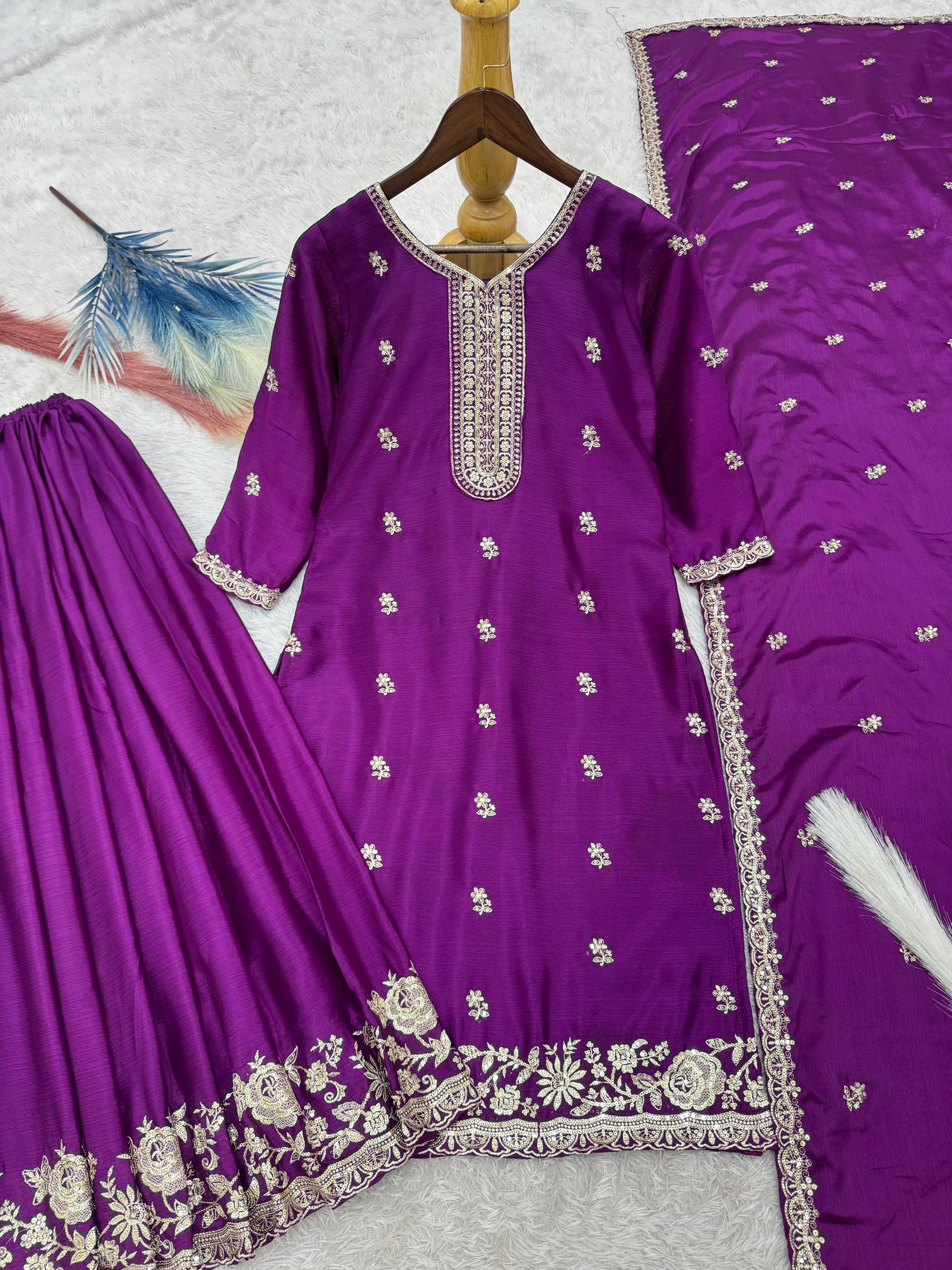 सुंदर कढ़ाई और अनुक्रमिक कार्य के साथ फैंसी सूट सेट