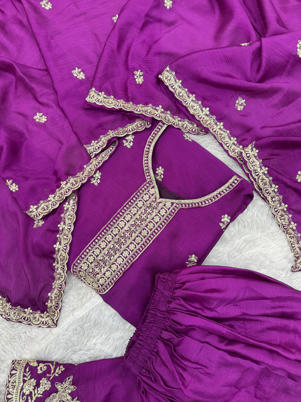 सुंदर कढ़ाई और अनुक्रमिक कार्य के साथ फैंसी सूट सेट