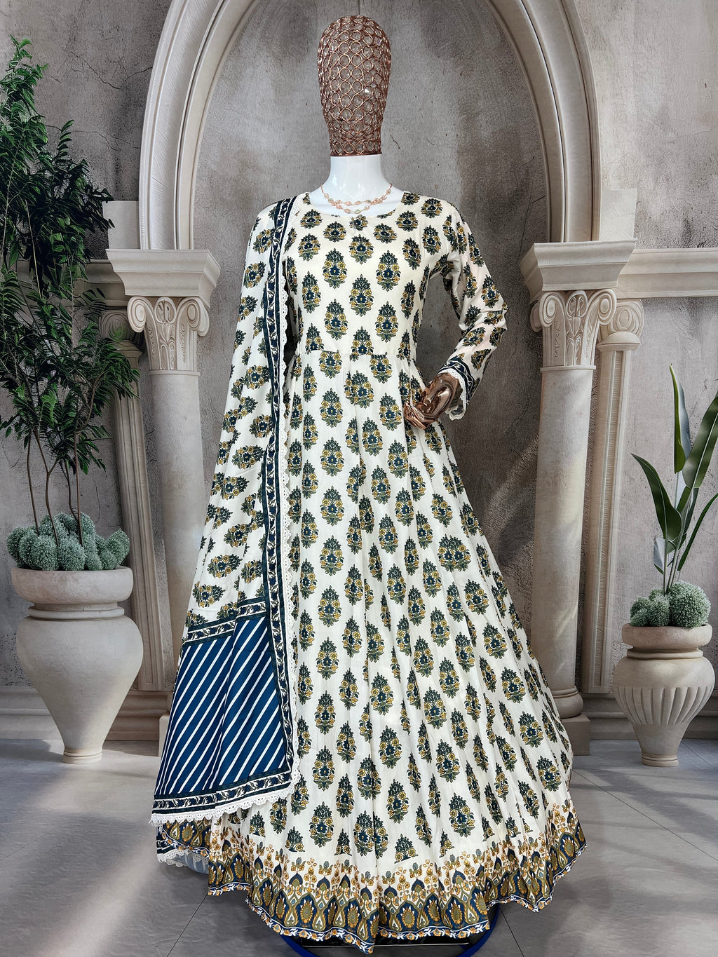 पार्टी में पहनने के लिए सुंदर टॉप और बॉटम दुपट्टे के साथ