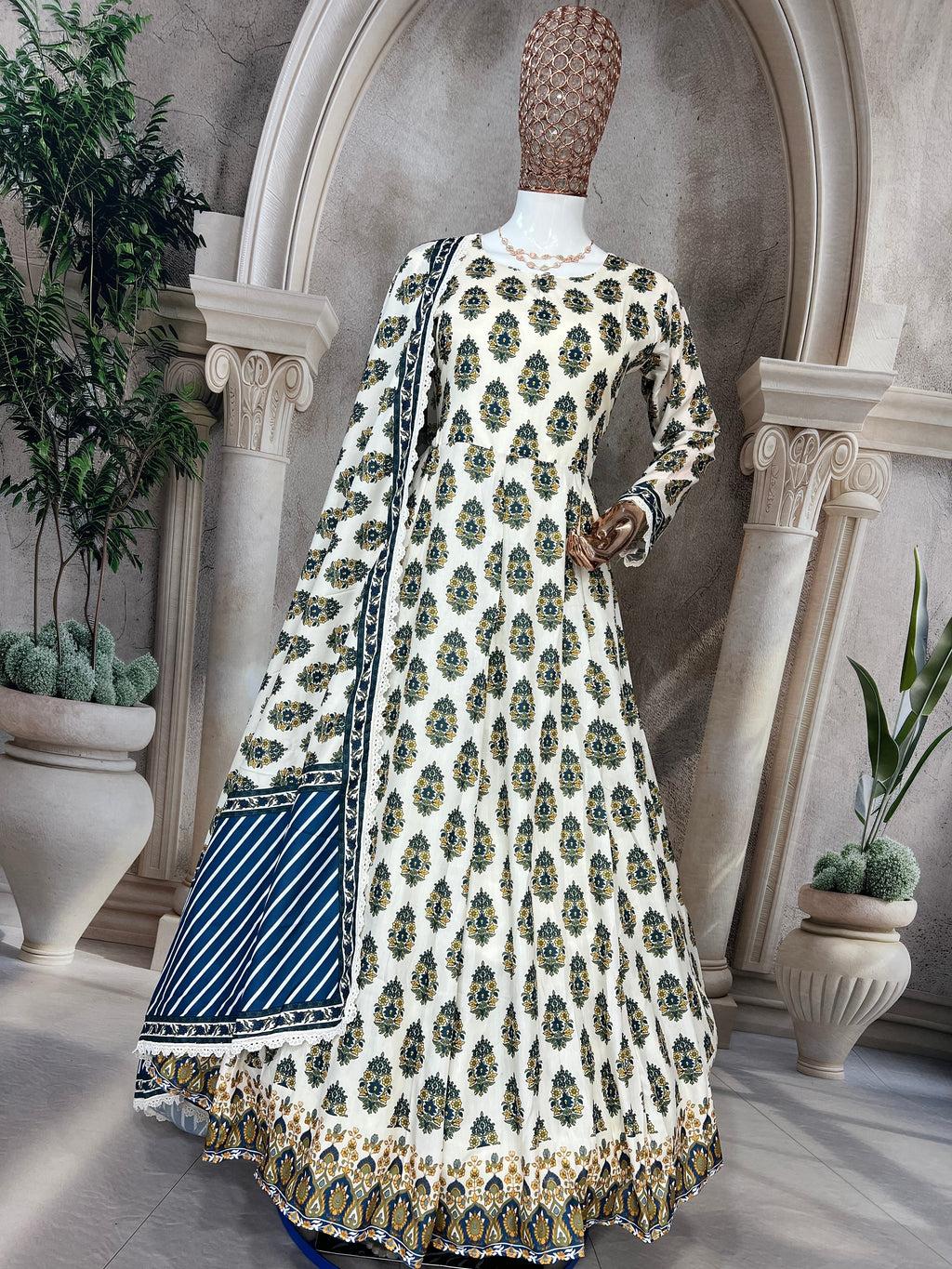 पार्टी में पहनने के लिए सुंदर टॉप और बॉटम दुपट्टे के साथ