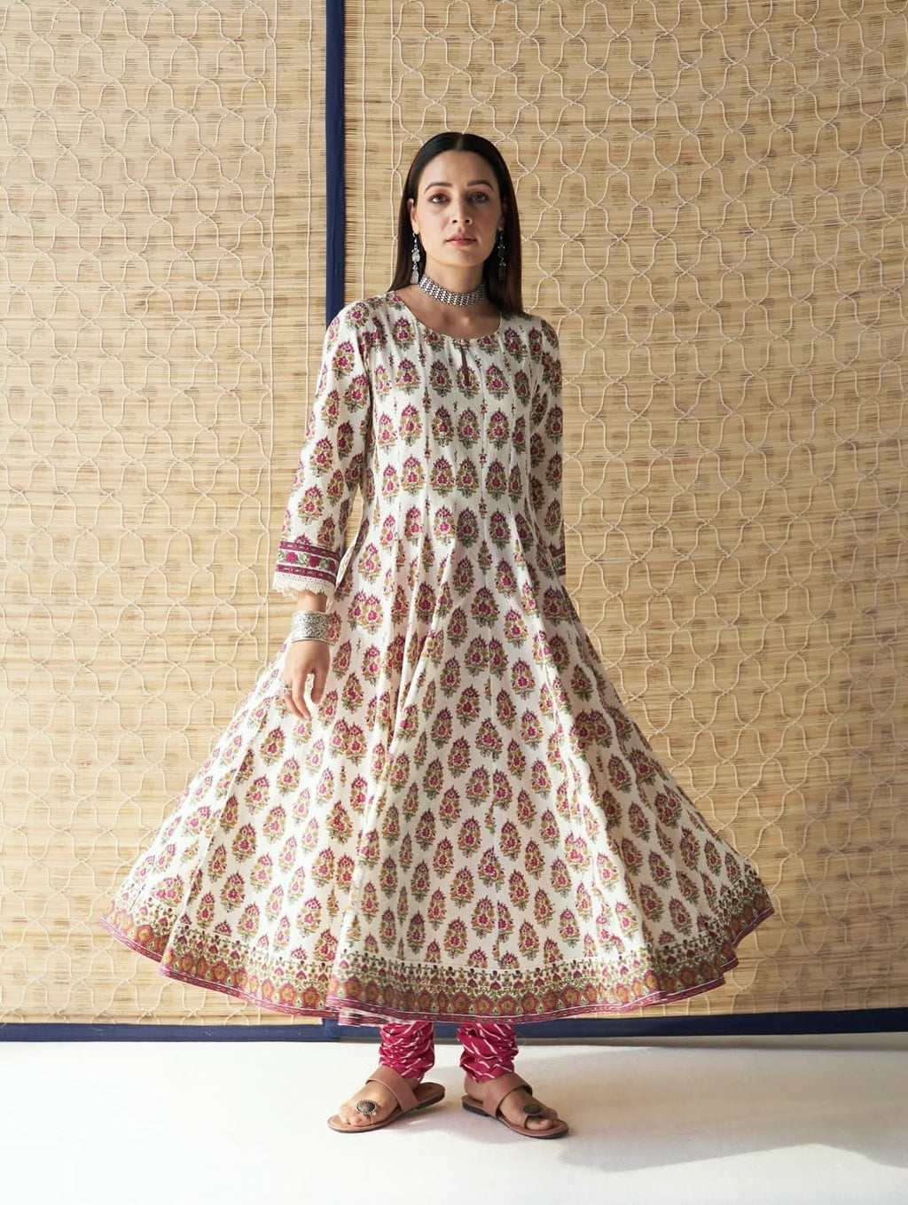 पार्टी में पहनने के लिए सुंदर टॉप और बॉटम दुपट्टे के साथ