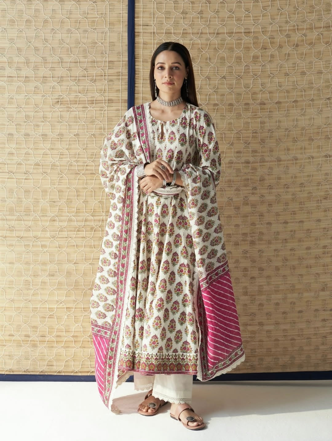 पार्टी में पहनने के लिए सुंदर टॉप और बॉटम दुपट्टे के साथ