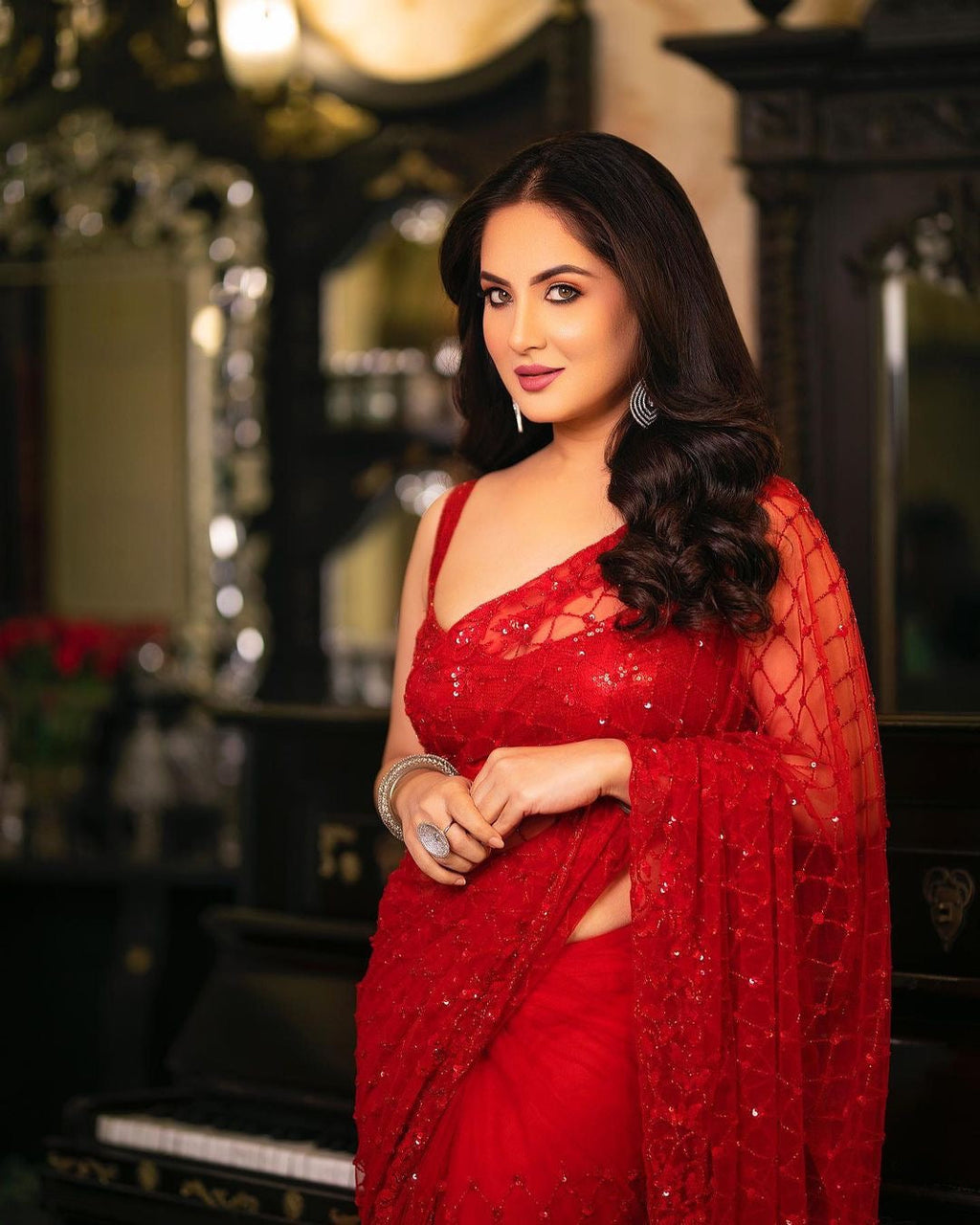 सेक्विन कढ़ाई के काम के साथ सुंदर पार्टी वियर साड़ी