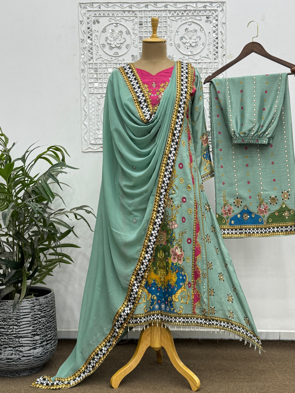 असली मिरर हैंड वर्क के साथ सुंदर डिजिटल प्रिंट वाला फैंसी सूट सेट