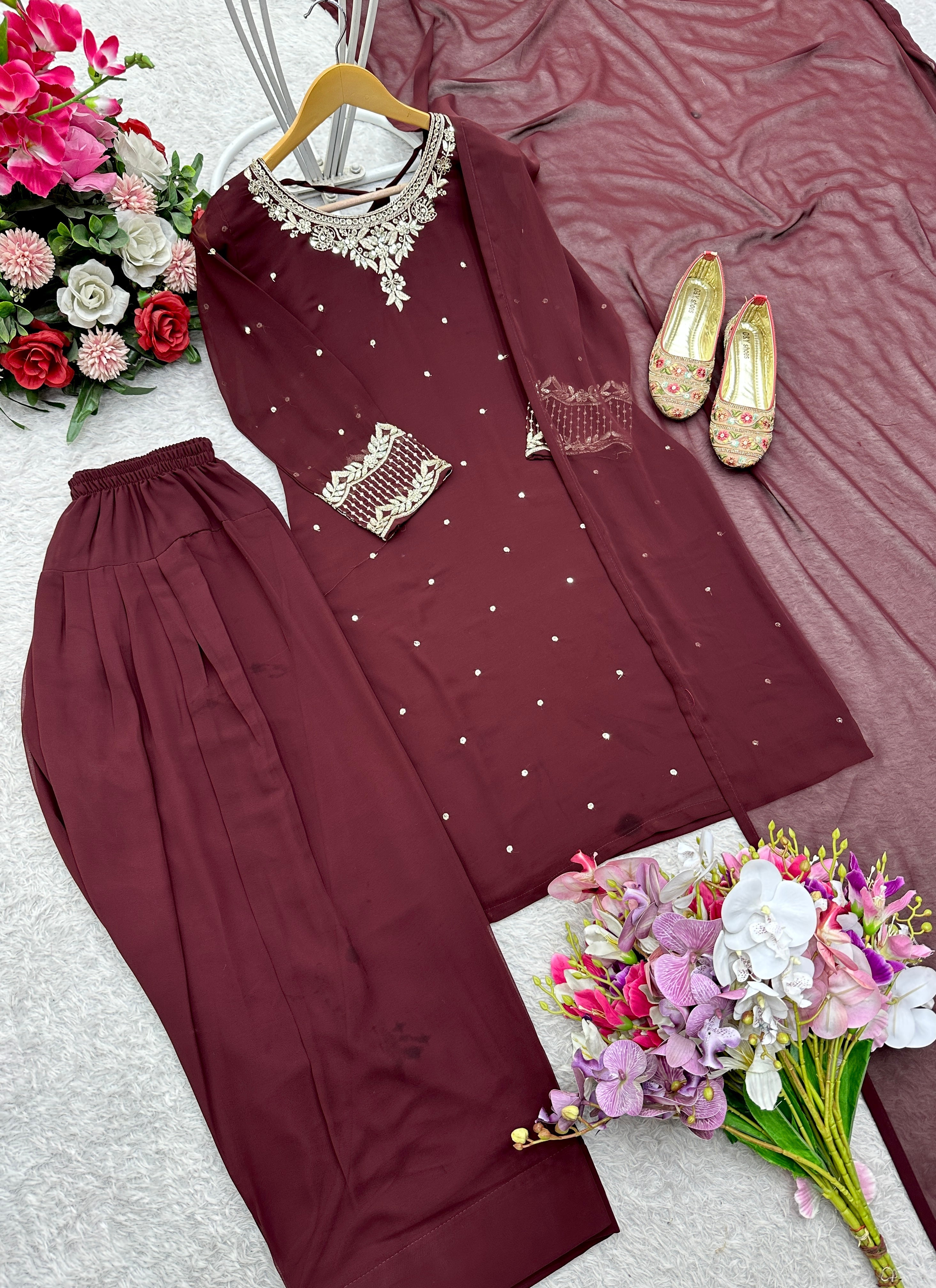 डिज़ाइनर पार्टी वियर टॉप पेंट और दुपट्टा कढ़ाई सीक्वेंस वर्क के साथ