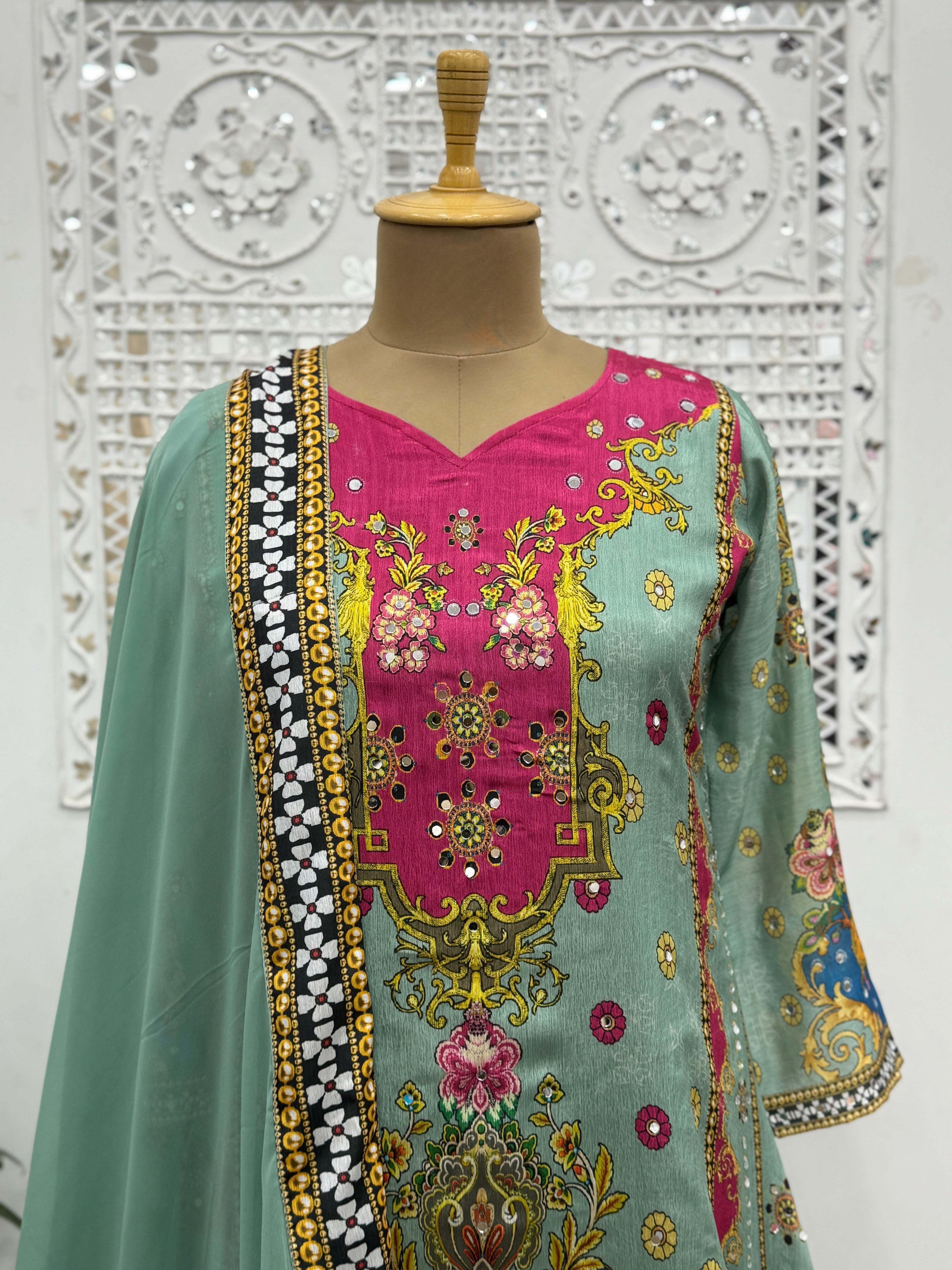 असली मिरर हैंड वर्क के साथ सुंदर डिजिटल प्रिंट वाला फैंसी सूट सेट