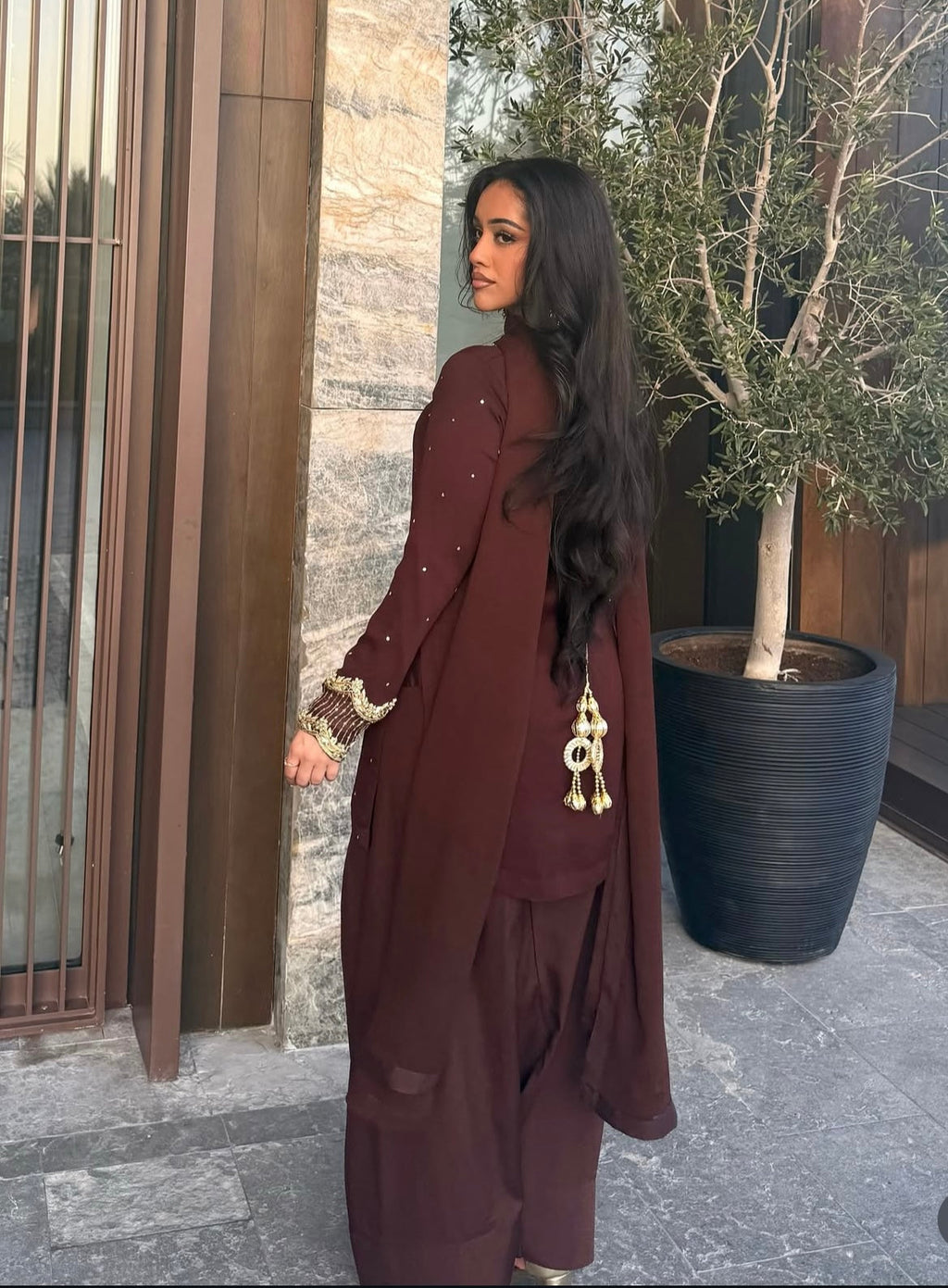 डिज़ाइनर पार्टी वियर टॉप पेंट और दुपट्टा कढ़ाई सीक्वेंस वर्क के साथ