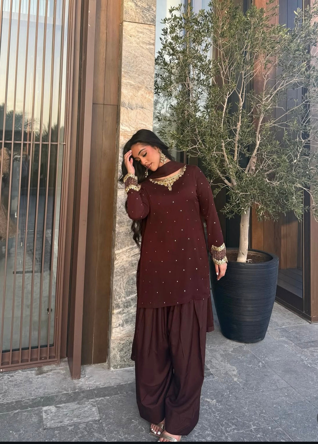 डिज़ाइनर पार्टी वियर टॉप पेंट और दुपट्टा कढ़ाई सीक्वेंस वर्क के साथ