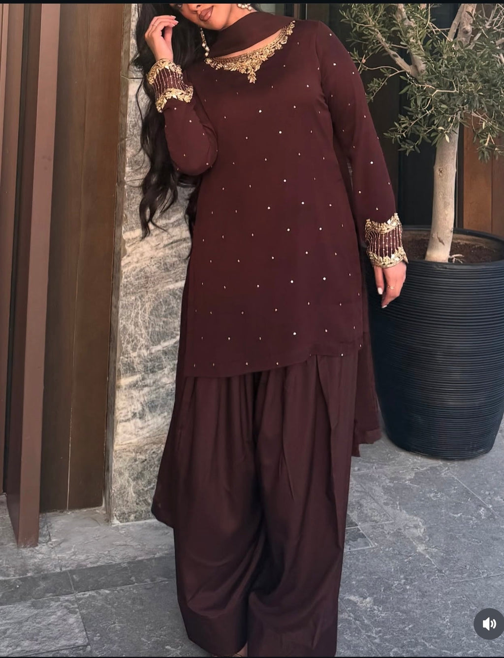 डिज़ाइनर पार्टी वियर टॉप पेंट और दुपट्टा कढ़ाई सीक्वेंस वर्क के साथ