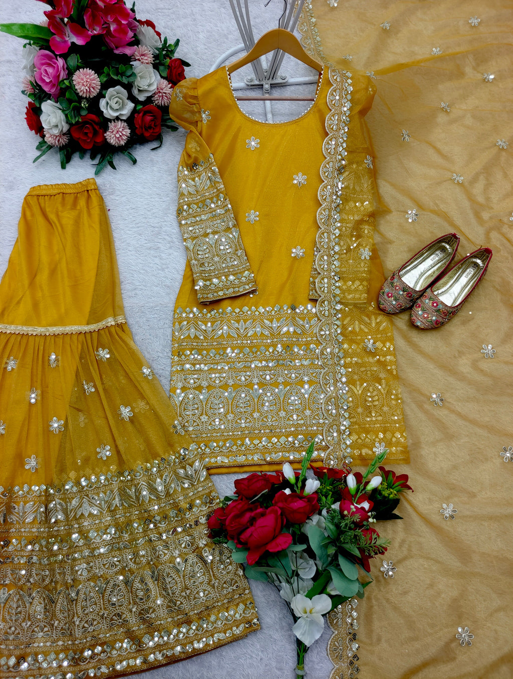 पार्टी वियर टॉप-शरारा और दुपट्टा कढ़ाई सीक्वेंस वर्क के साथ