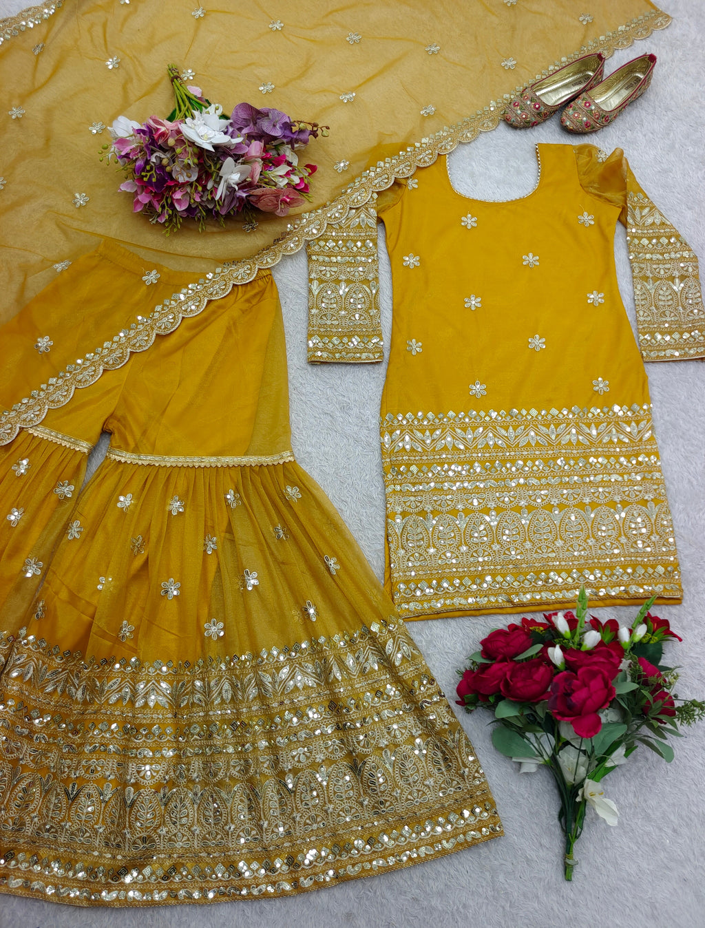 पार्टी वियर टॉप-शरारा और दुपट्टा कढ़ाई सीक्वेंस वर्क के साथ