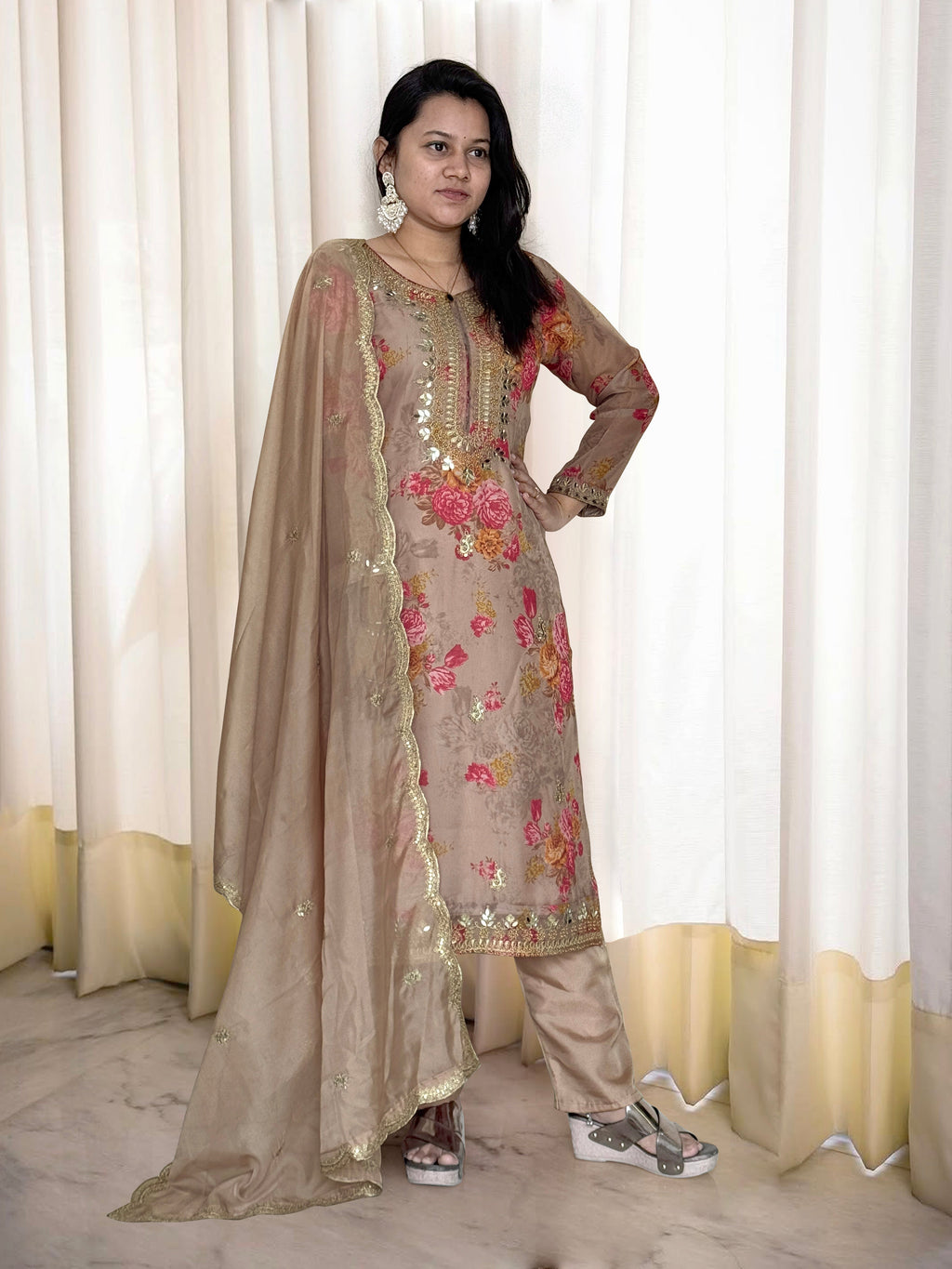 कढ़ाई कोडिंग डोरी-सीक्वेंस वर्क के साथ फैंसी टॉप-बॉटम और दुपट्टा