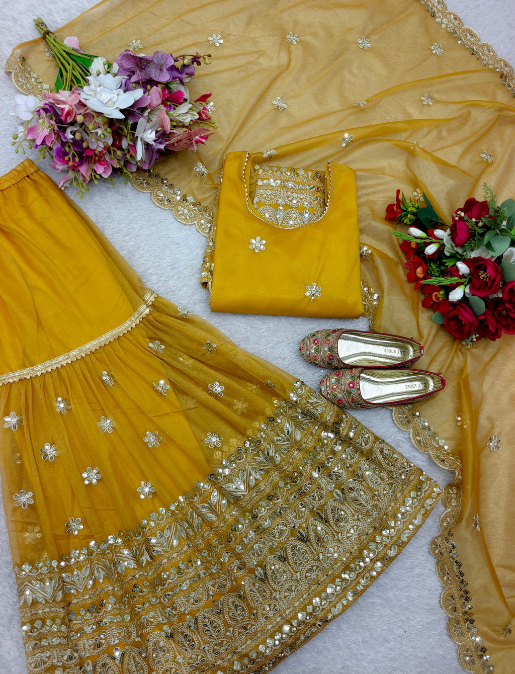 पार्टी वियर टॉप-शरारा और दुपट्टा कढ़ाई सीक्वेंस वर्क के साथ