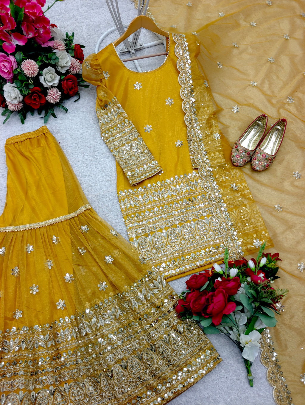 पार्टी वियर टॉप-शरारा और दुपट्टा कढ़ाई सीक्वेंस वर्क के साथ