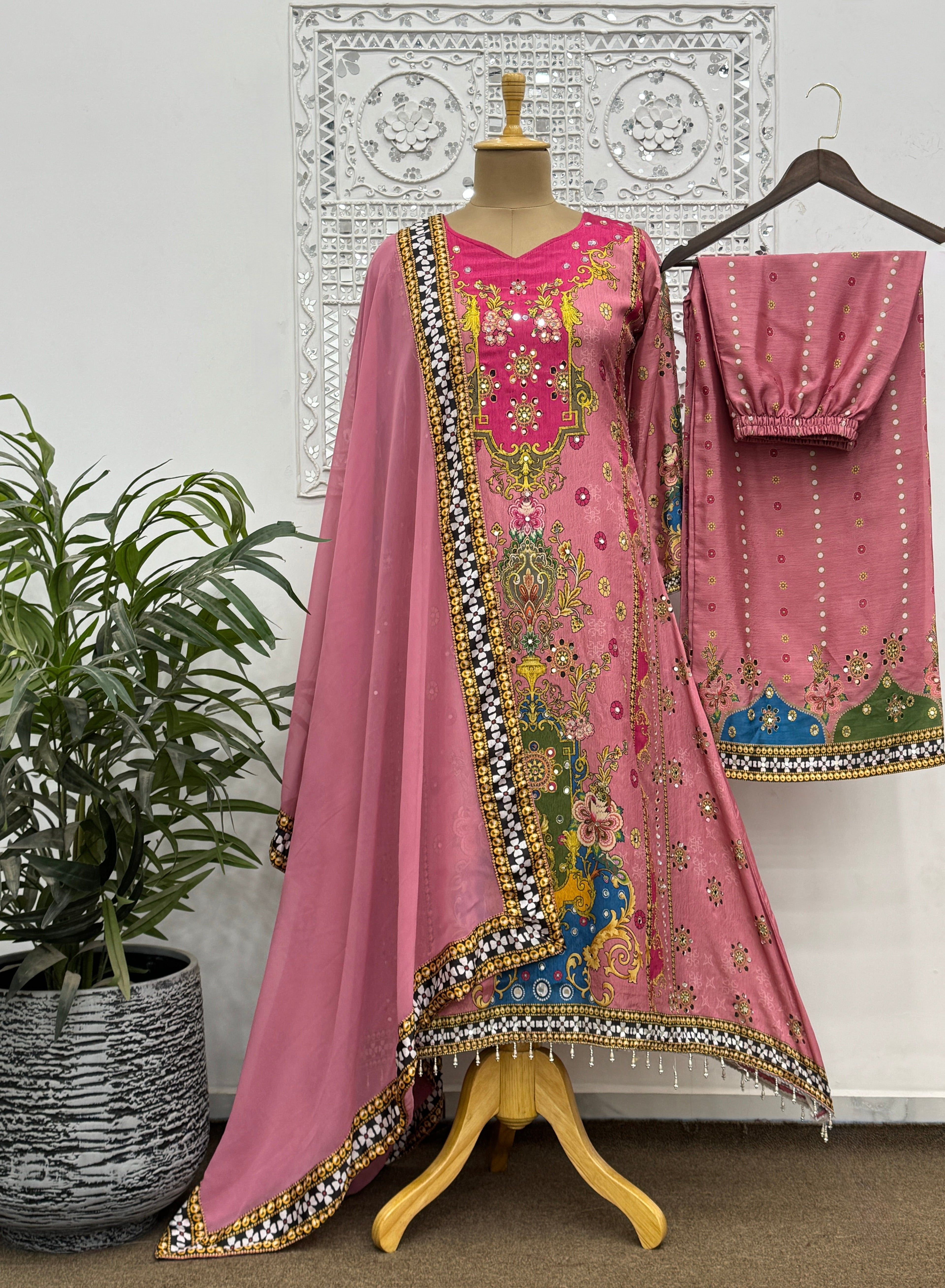 असली मिरर हैंड वर्क के साथ सुंदर डिजिटल प्रिंट वाला फैंसी सूट सेट