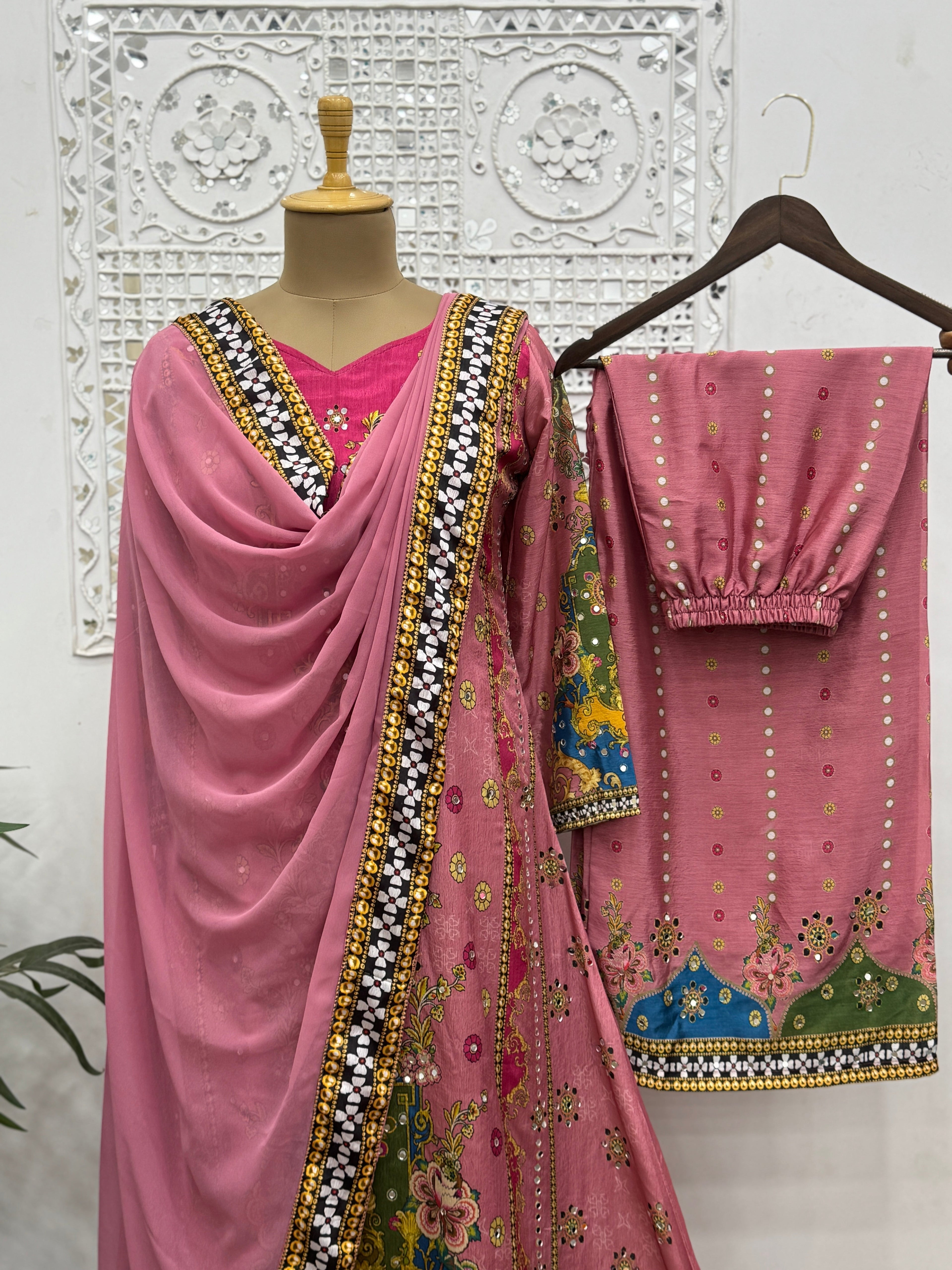 असली मिरर हैंड वर्क के साथ सुंदर डिजिटल प्रिंट वाला फैंसी सूट सेट