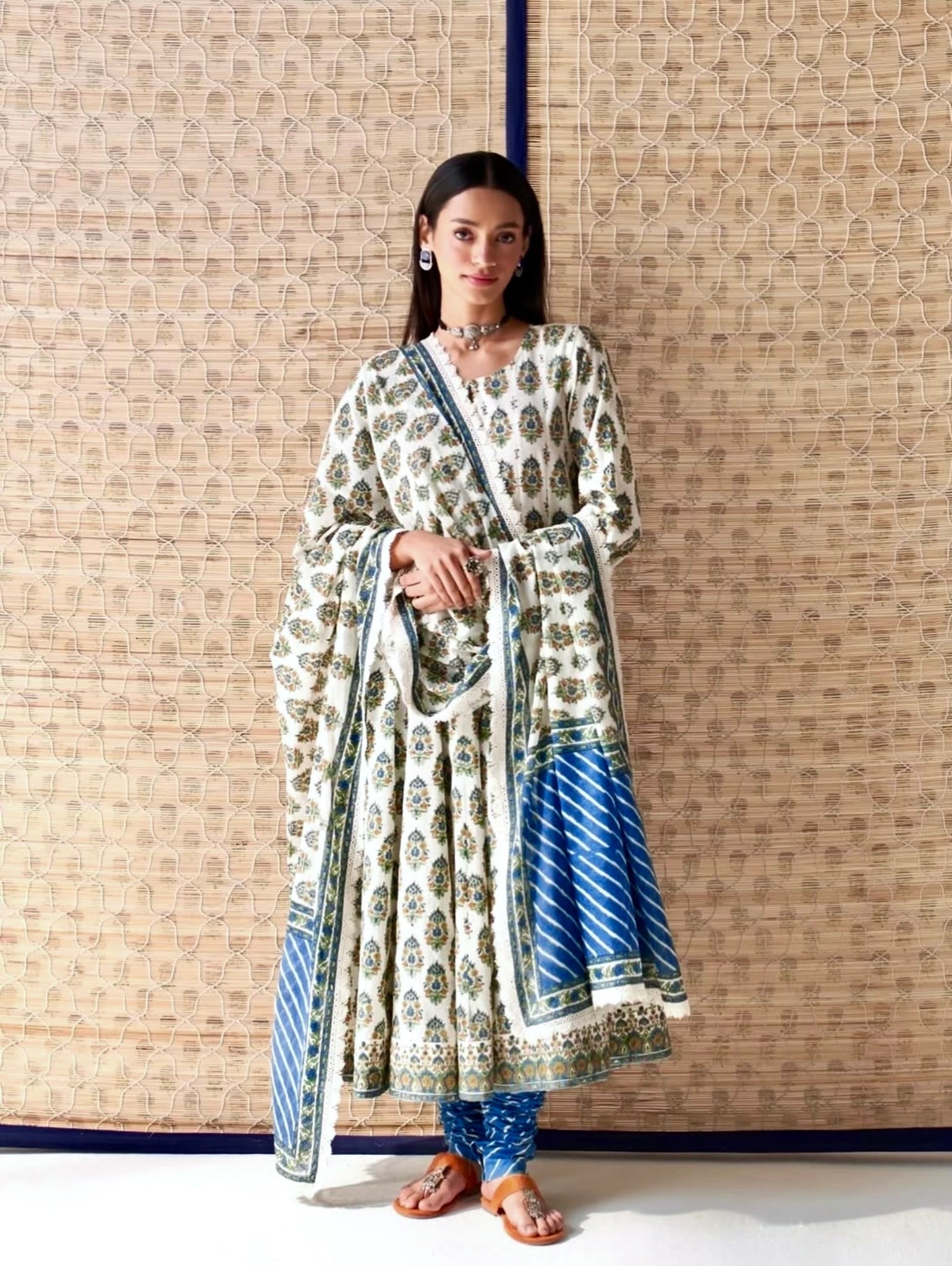 पार्टी में पहनने के लिए सुंदर टॉप और बॉटम दुपट्टे के साथ