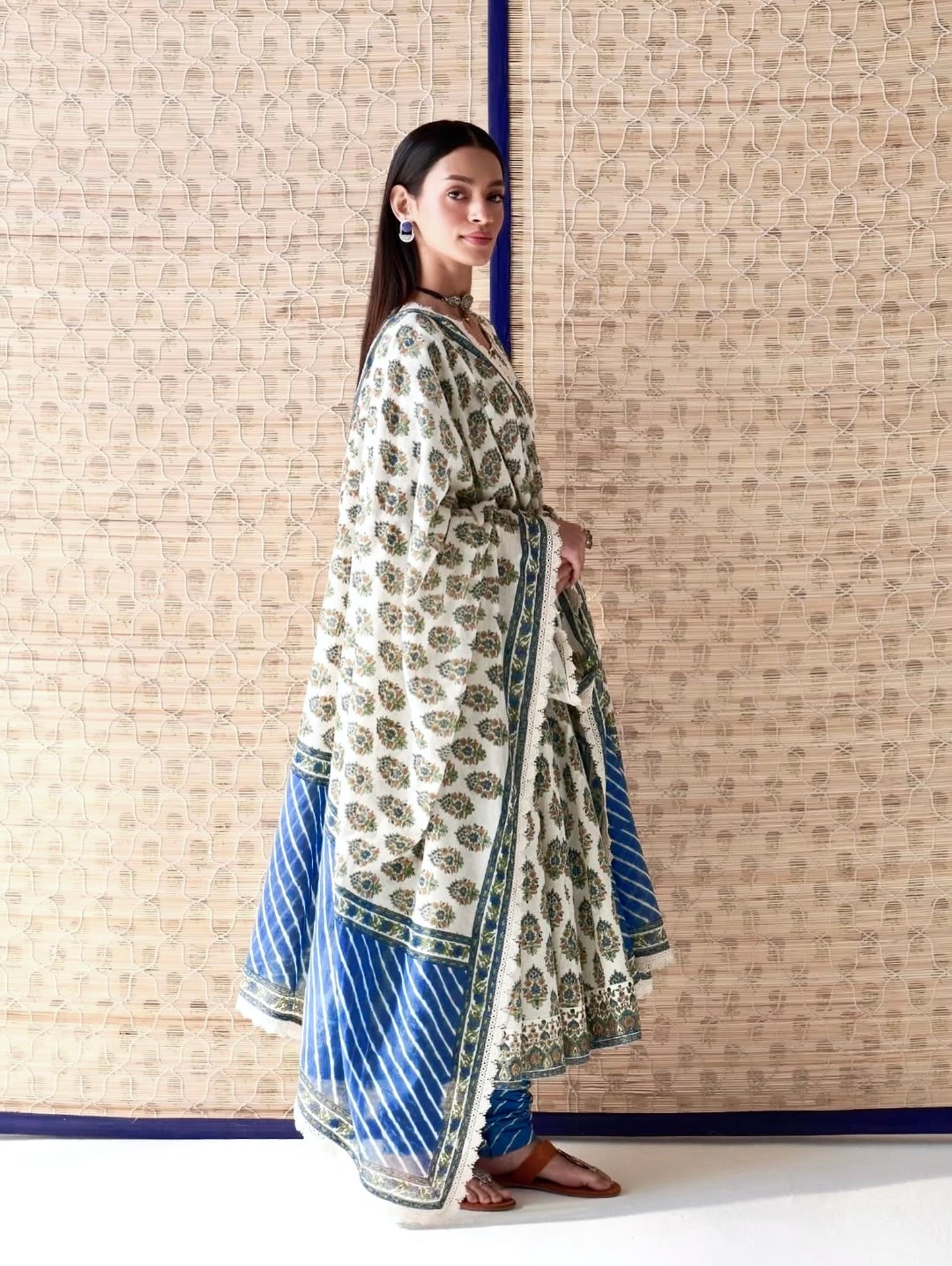 पार्टी में पहनने के लिए सुंदर टॉप और बॉटम दुपट्टे के साथ