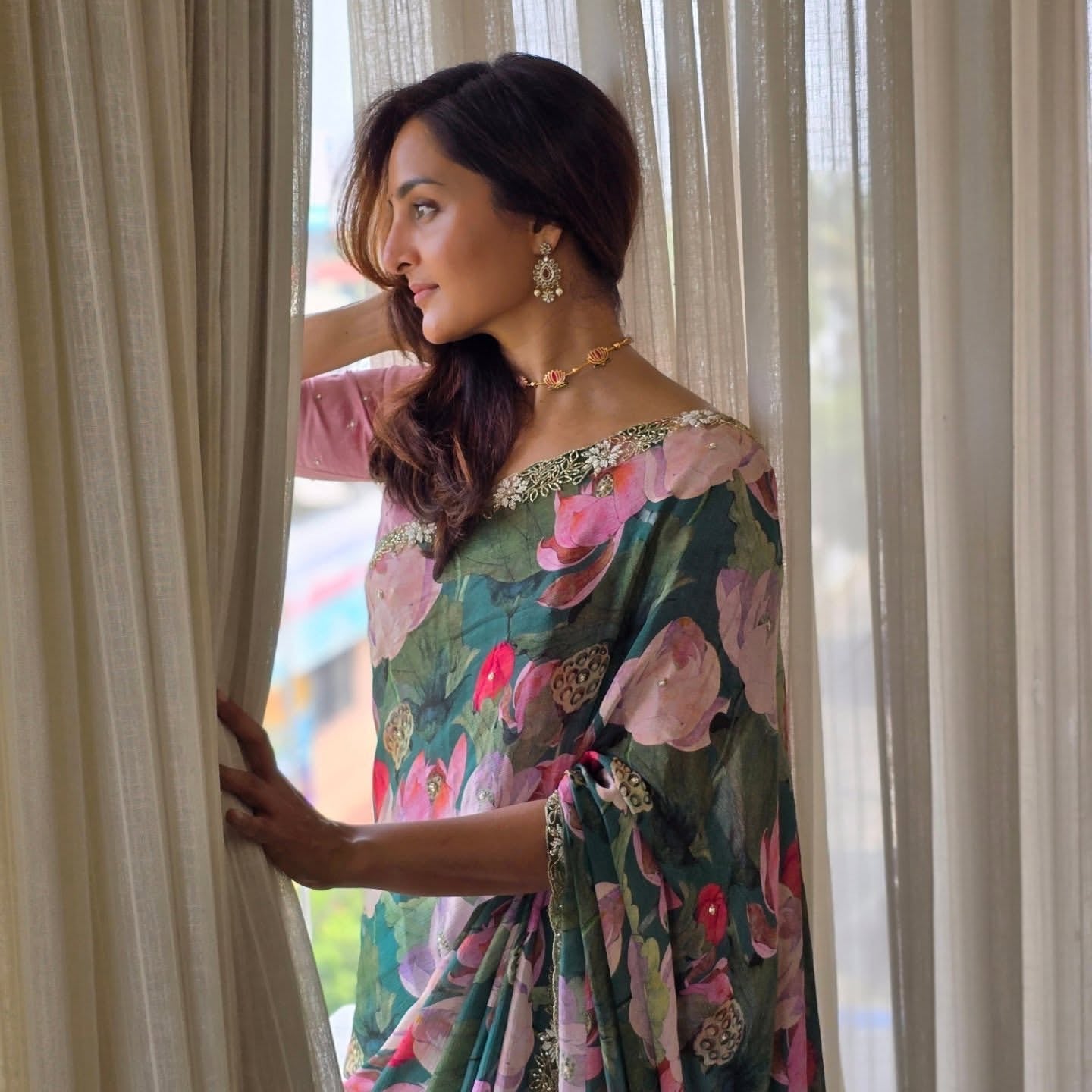 फूलों के प्रिंट और मोतियों के काम वाली पार्टी वियर खूबसूरत साड़ी