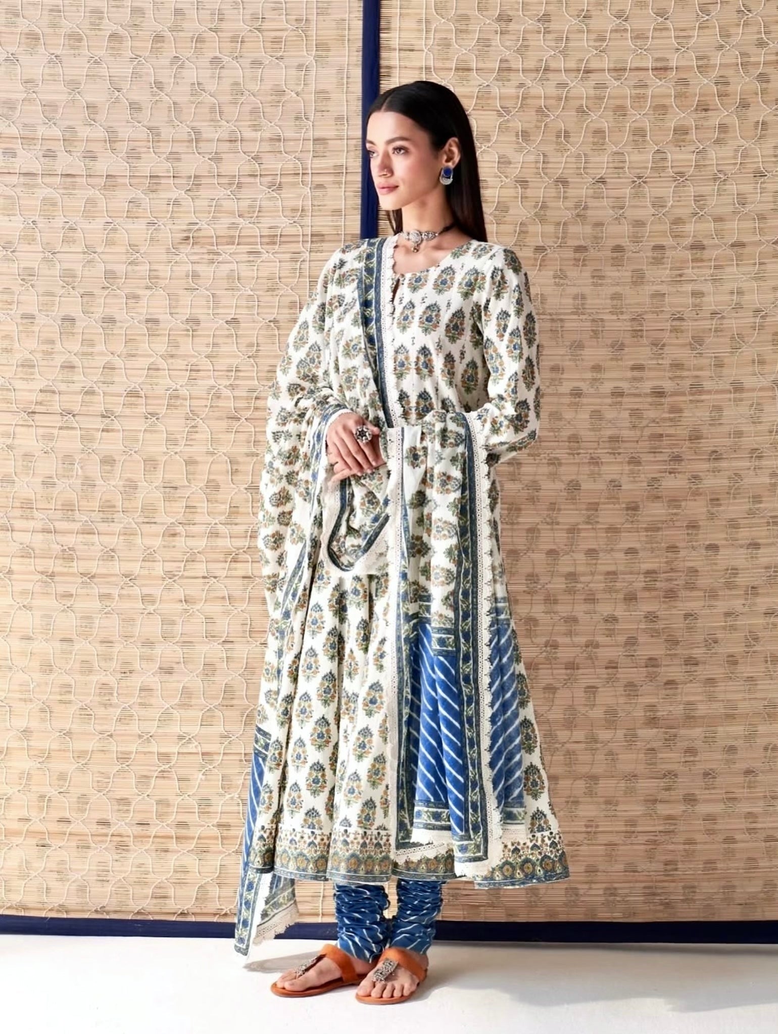 पार्टी में पहनने के लिए सुंदर टॉप और बॉटम दुपट्टे के साथ