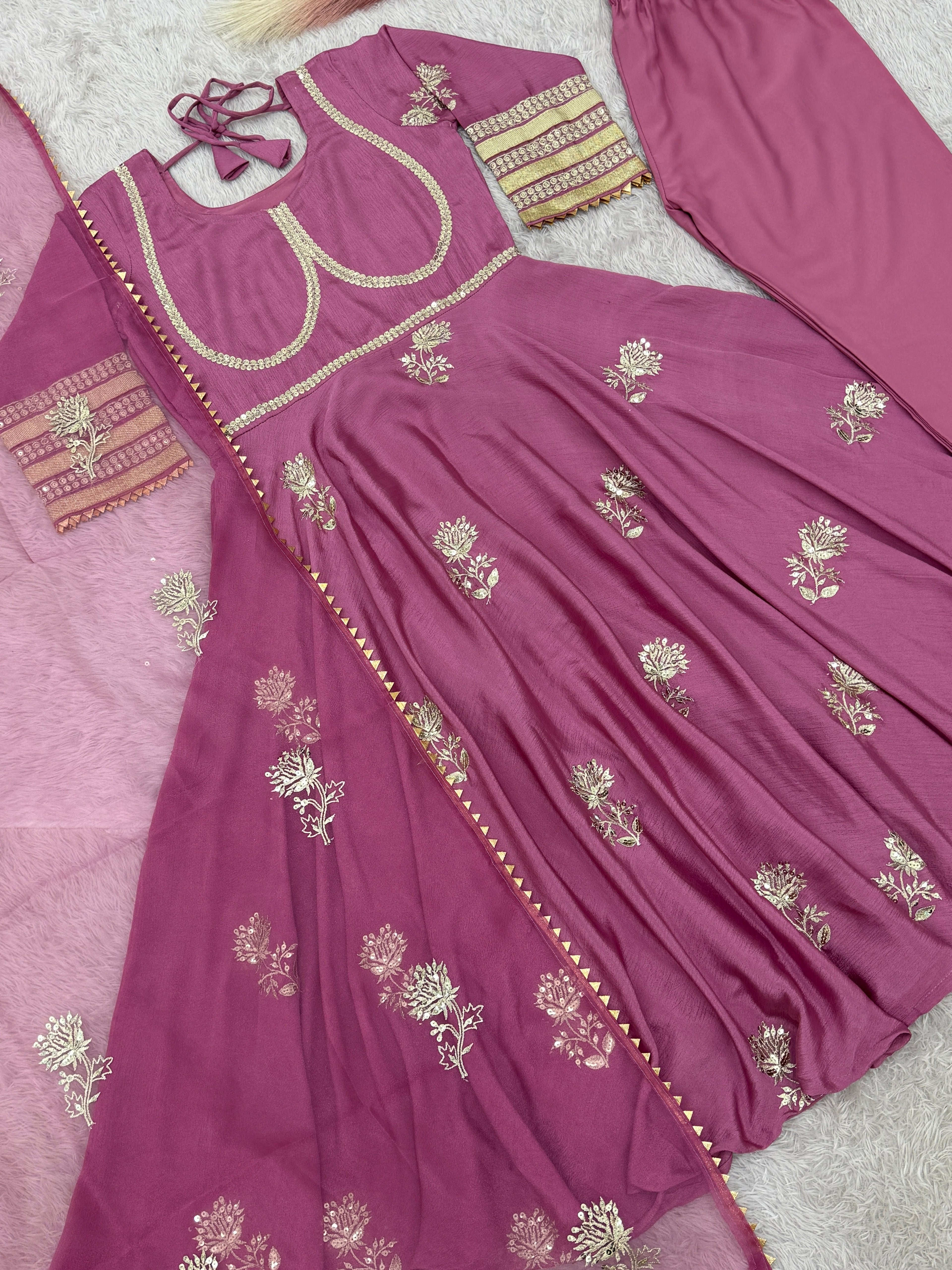 पार्टी वियर डिज़ाइनर अनारकली गाउन और दुपट्टे के साथ बॉटम