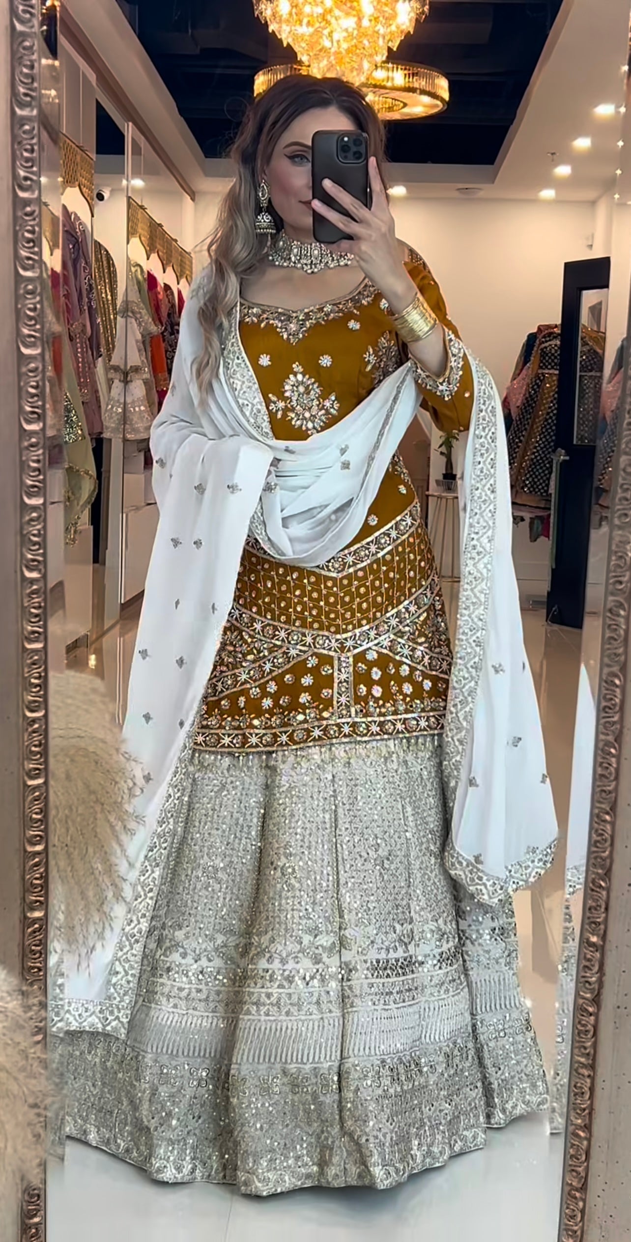 कढ़ाई, सीक्वेंस और ज़री वर्क वाला फैंसी टॉप लहंगा