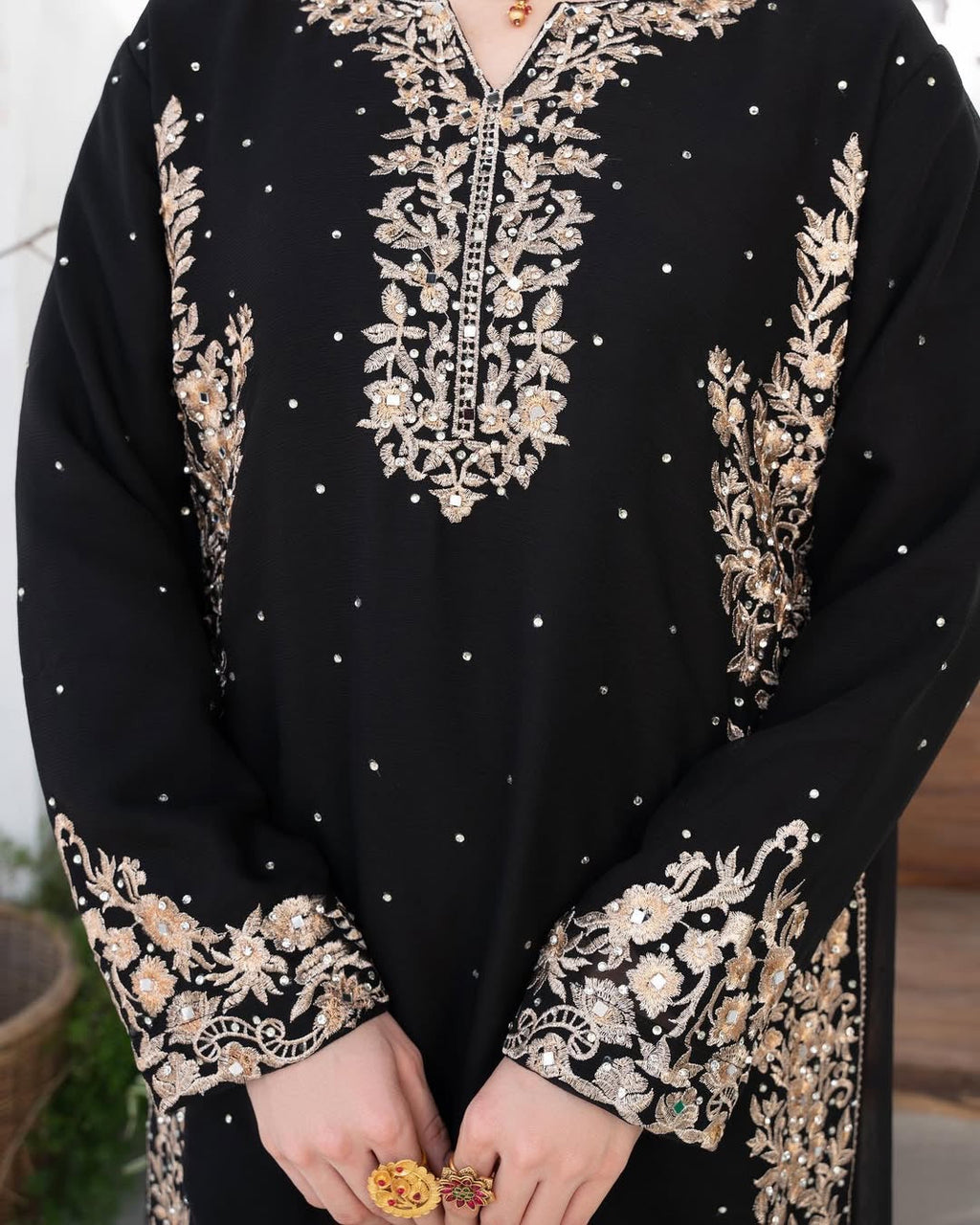 कढ़ाई और रिवेटेड मोती वर्क के साथ डिज़ाइनर टॉप-बॉटम और दुपट्टा