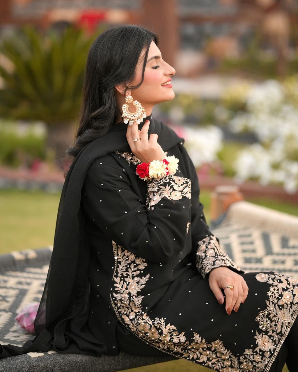 कढ़ाई और रिवेटेड मोती वर्क के साथ डिज़ाइनर टॉप-बॉटम और दुपट्टा