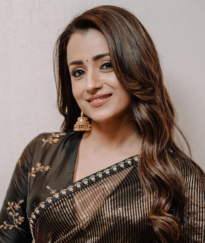 डोरी कढ़ाई वर्क लेस बॉर्डर वाली डिज़ाइनर साड़ी