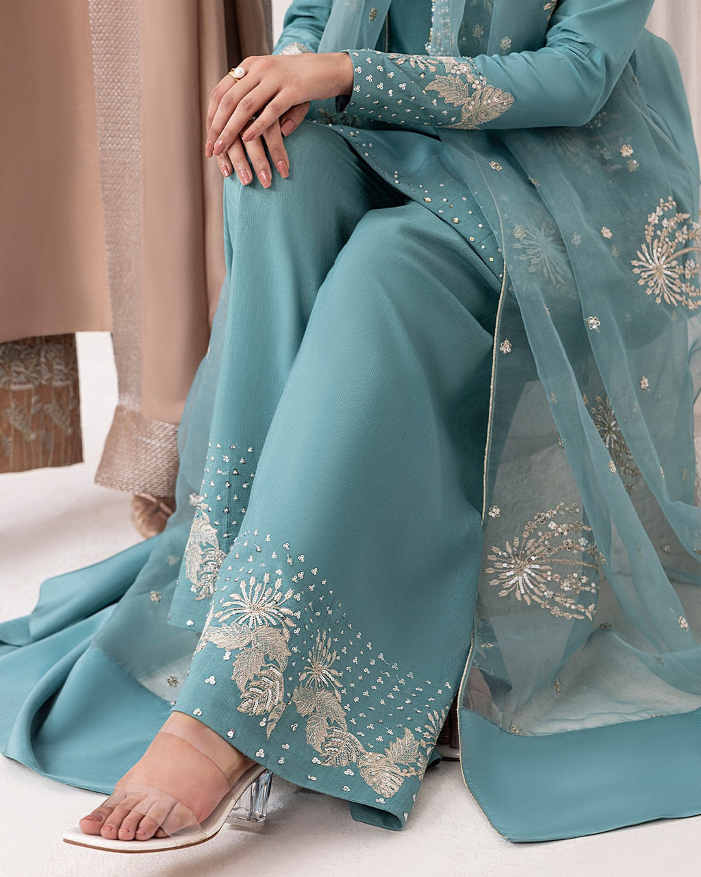 डिज़ाइनर पार्टी वियर लुक टॉप और प्लाज़ो दुपट्टे के साथ