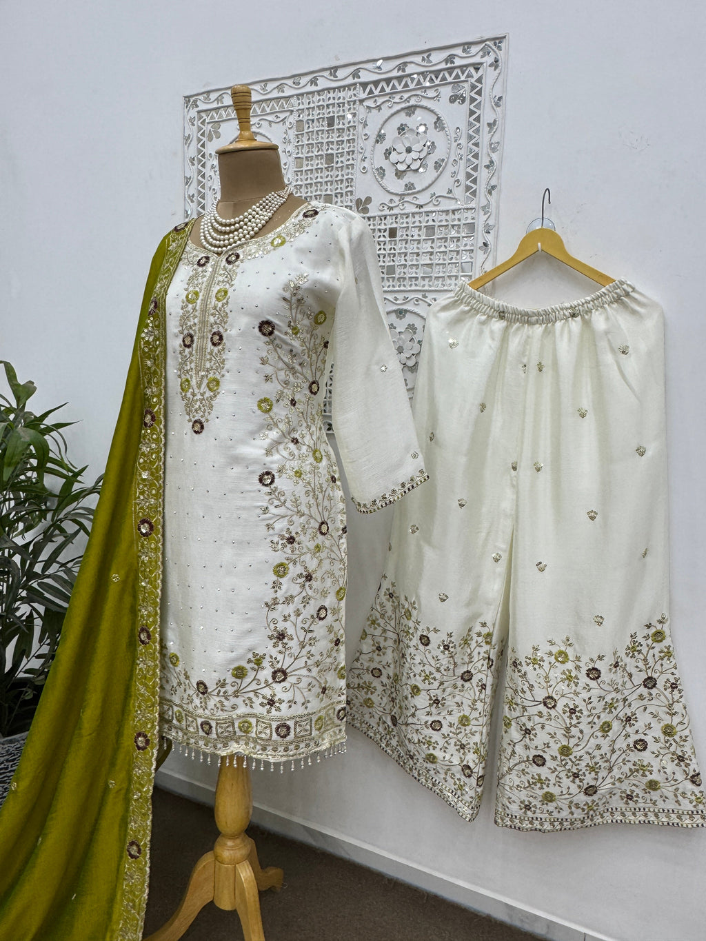 पार्टी वियर लुक डिज़ाइनर टॉप और बॉटम दुपट्टे के साथ