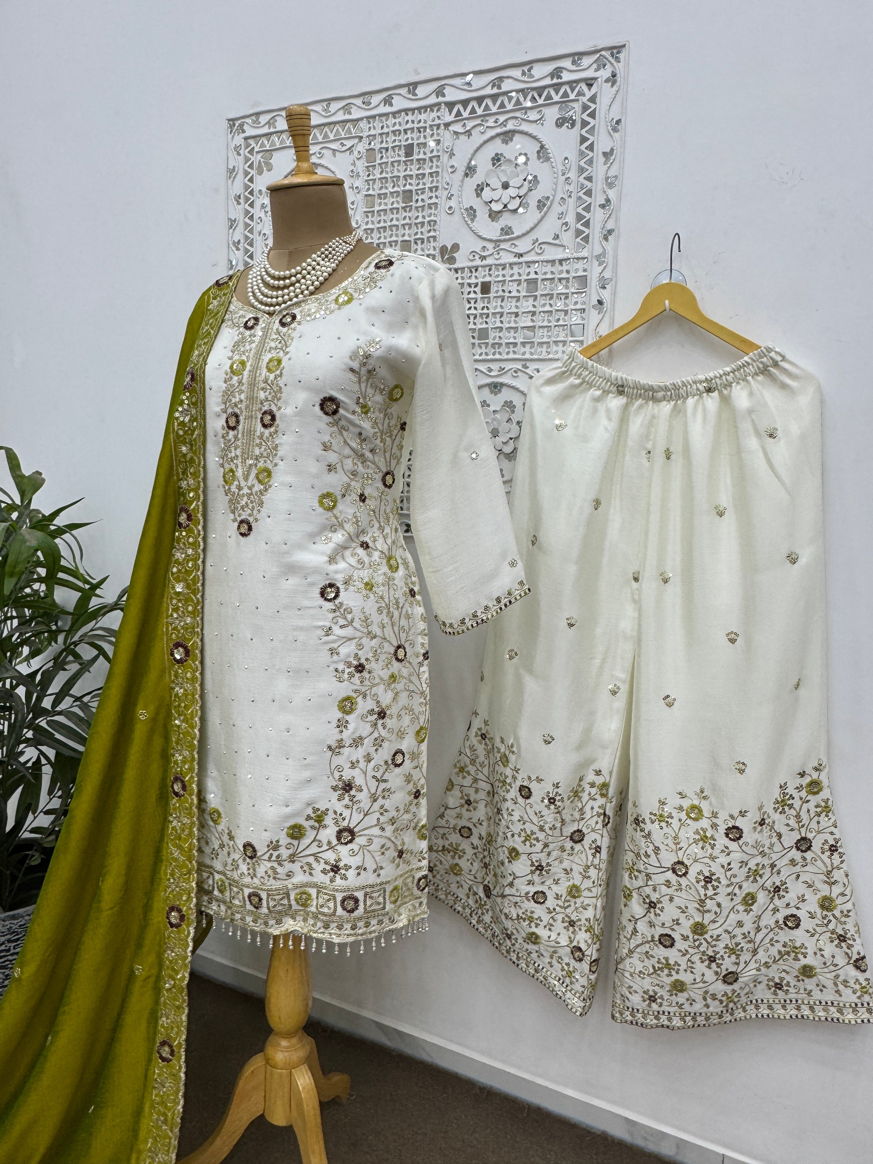 पार्टी वियर लुक डिज़ाइनर टॉप और बॉटम दुपट्टे के साथ