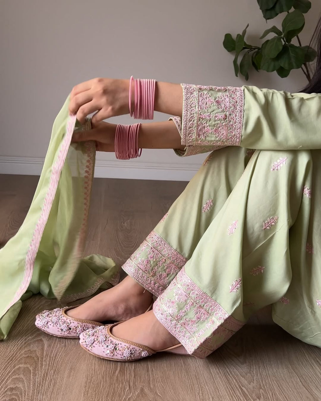 फर्शी सलवार के साथ डिज़ाइनर पार्टी वियर लुक टॉप