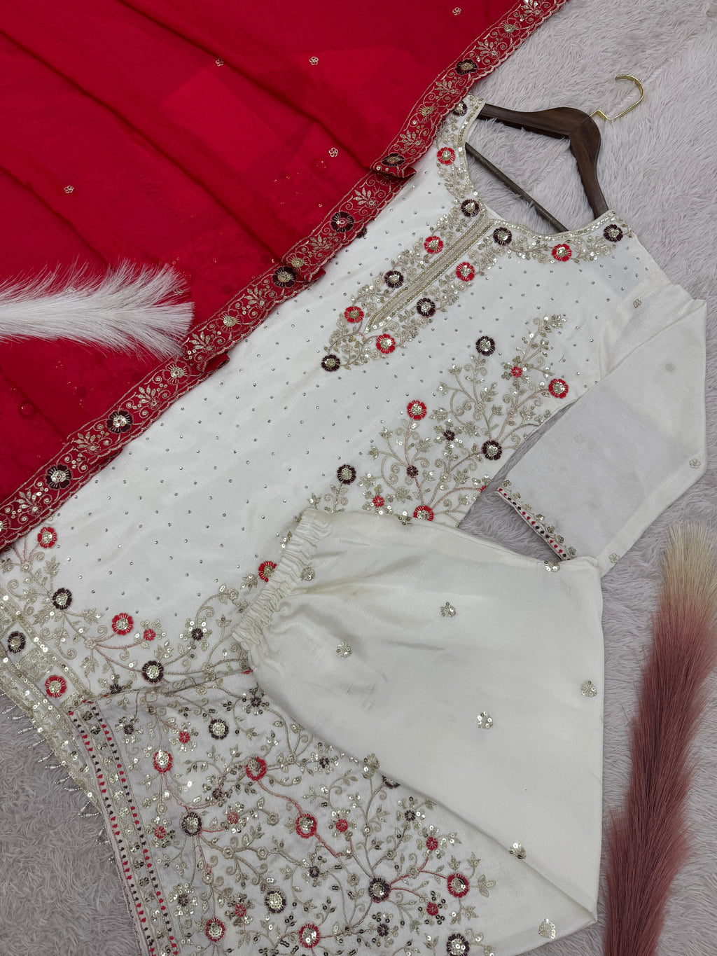 पार्टी वियर लुक डिज़ाइनर टॉप और बॉटम दुपट्टे के साथ